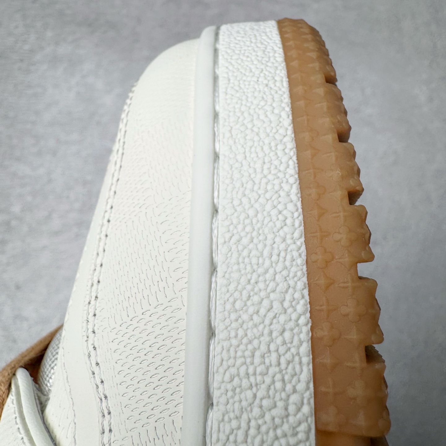 Louis Vuitton  LV Trainer 路易威登 低筒 休闲鞋 板鞋 运动鞋 男鞋 女鞋 白色生胶 1AHTS7