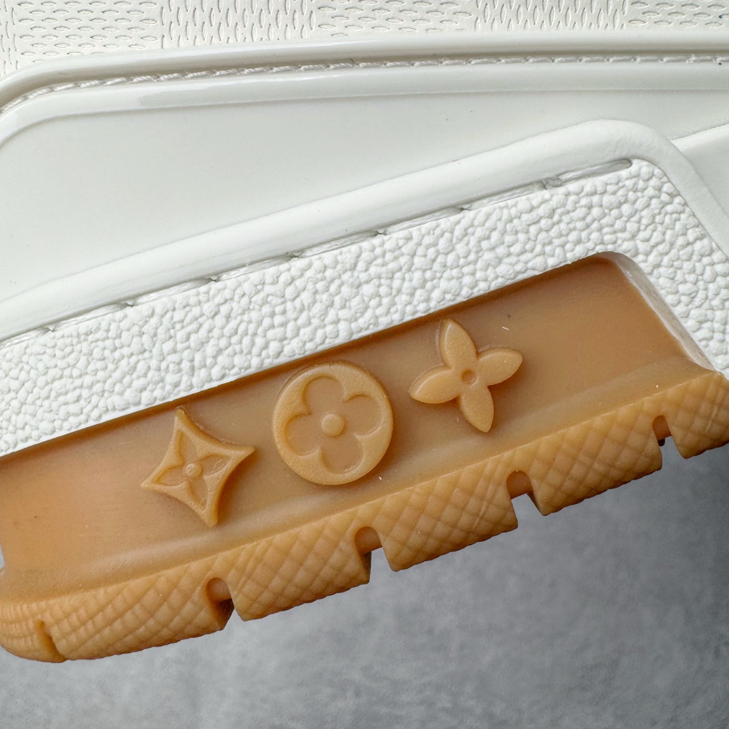 Louis Vuitton  LV Trainer 路易威登 低筒 休闲鞋 板鞋 运动鞋 男鞋 女鞋 白色生胶 1AHTS7