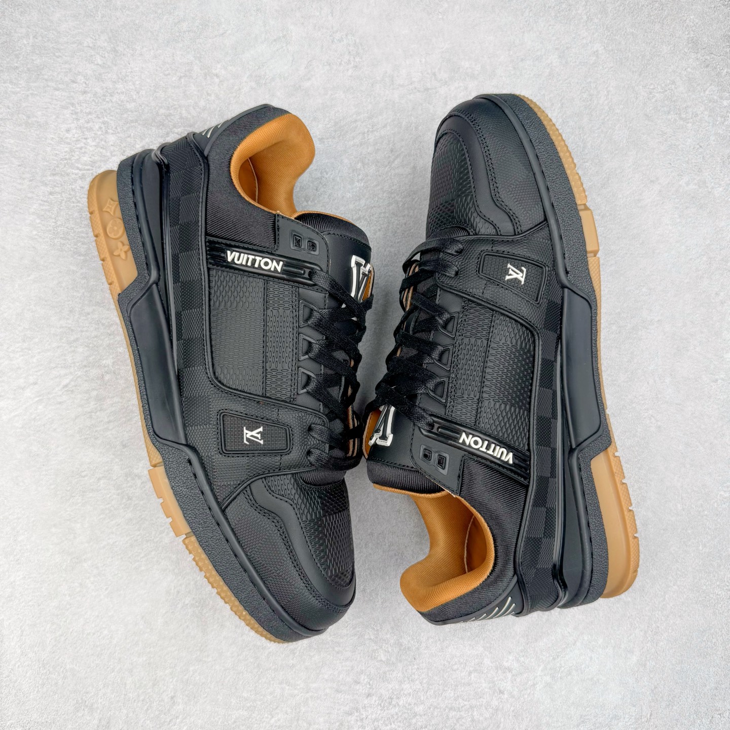 Louis Vuitton  LV Trainer 路易威登 低筒 休闲鞋 板鞋 运动鞋 男鞋 女鞋 黑色生胶 1AHTSQ