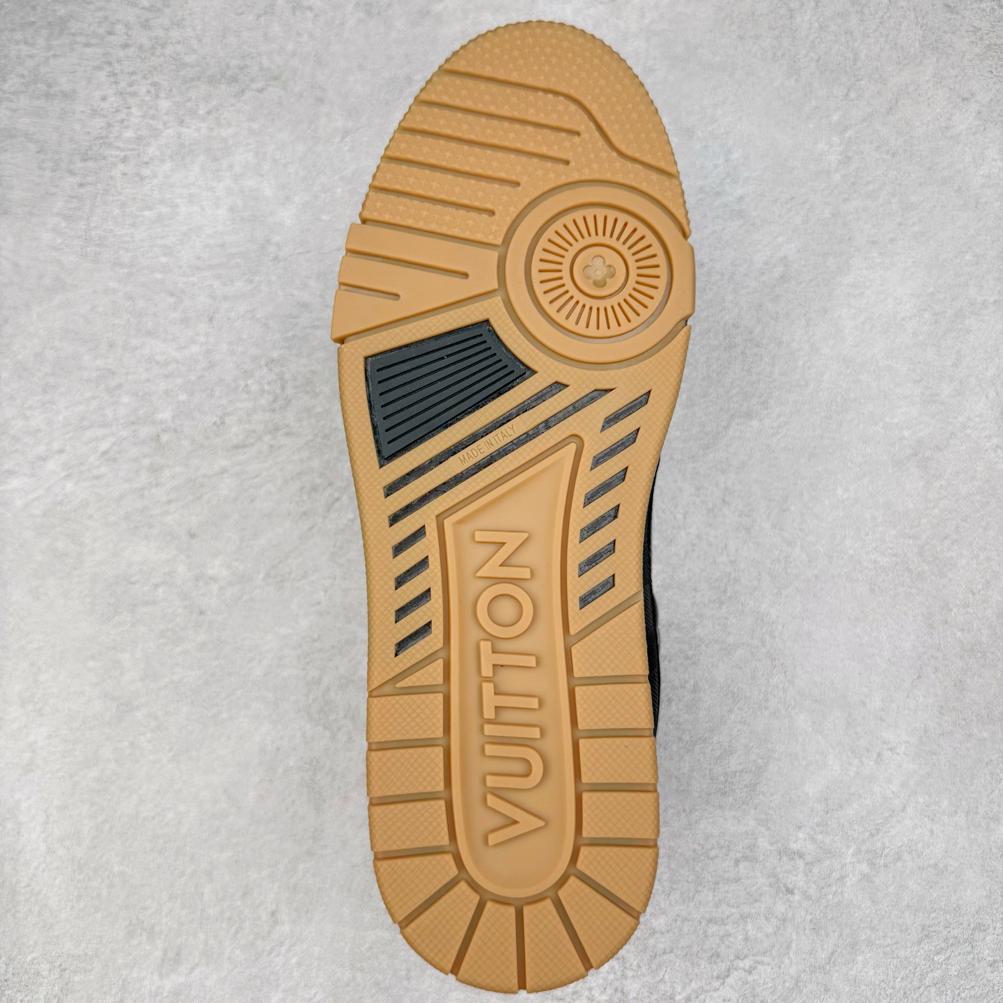 Louis Vuitton  LV Trainer 路易威登 低筒 休闲鞋 板鞋 运动鞋 男鞋 女鞋 黑色生胶 1AHTSQ