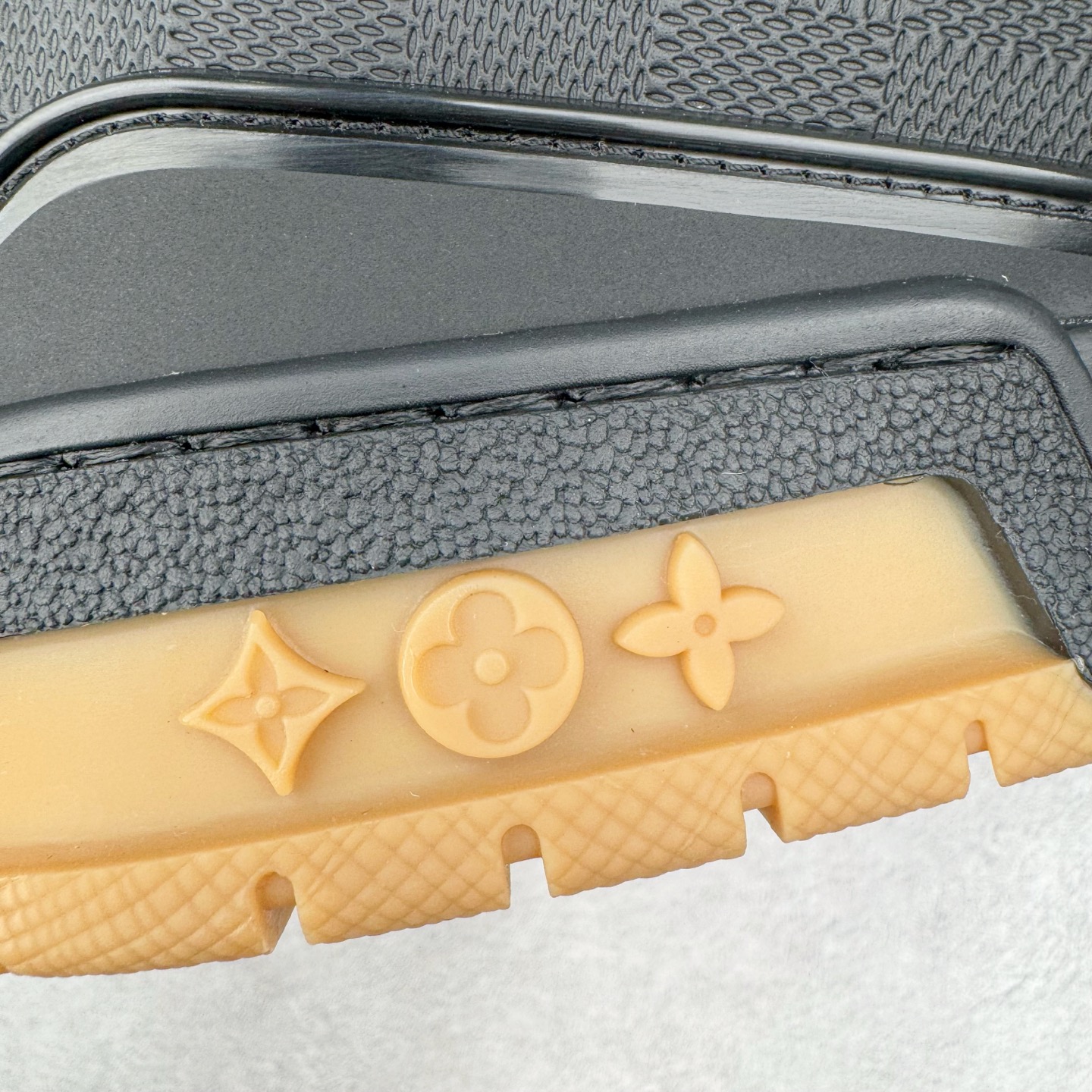 Louis Vuitton  LV Trainer 路易威登 低筒 休闲鞋 板鞋 运动鞋 男鞋 女鞋 黑色生胶 1AHTSQ