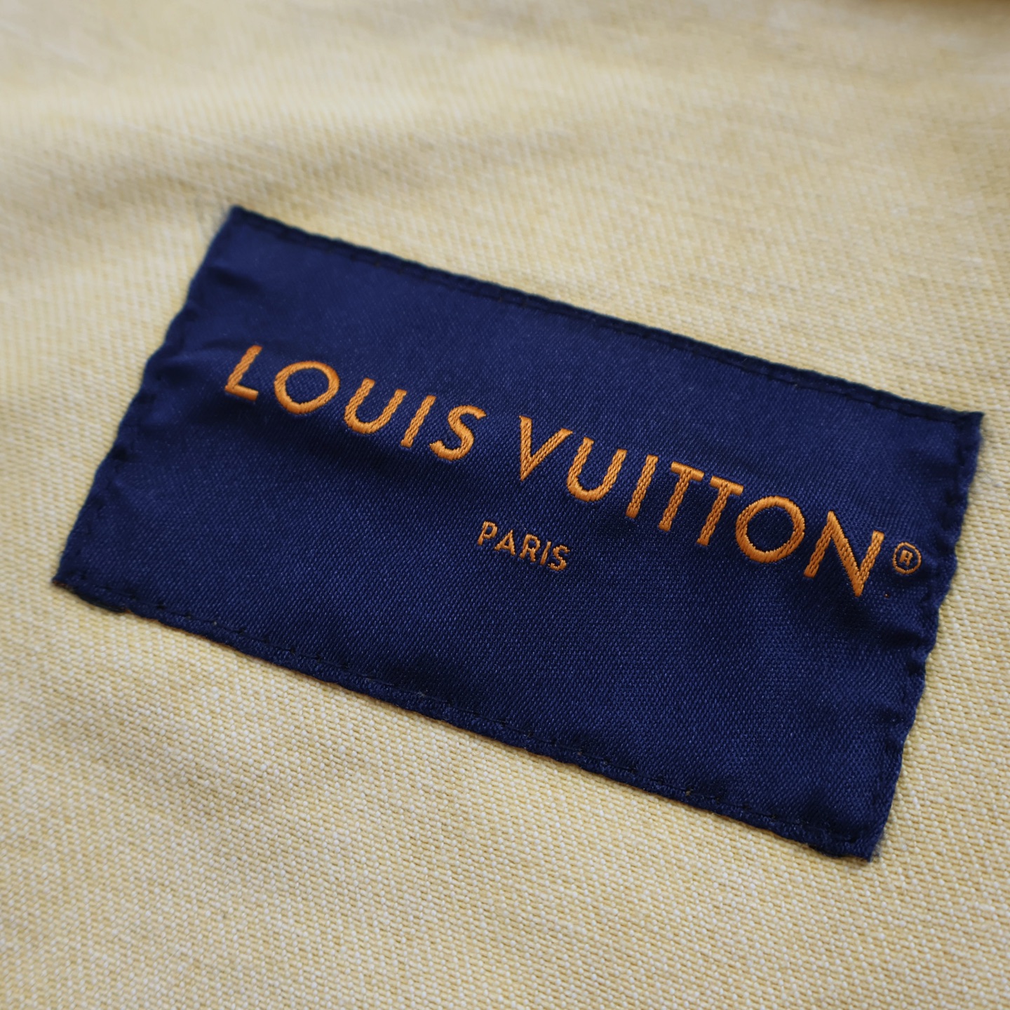 LOUIS VUITTON 路易威登  LV 压花浮雕口袋  牛仔 外套 夹克 卫衣 长袖 淡黄色 1AHUXX