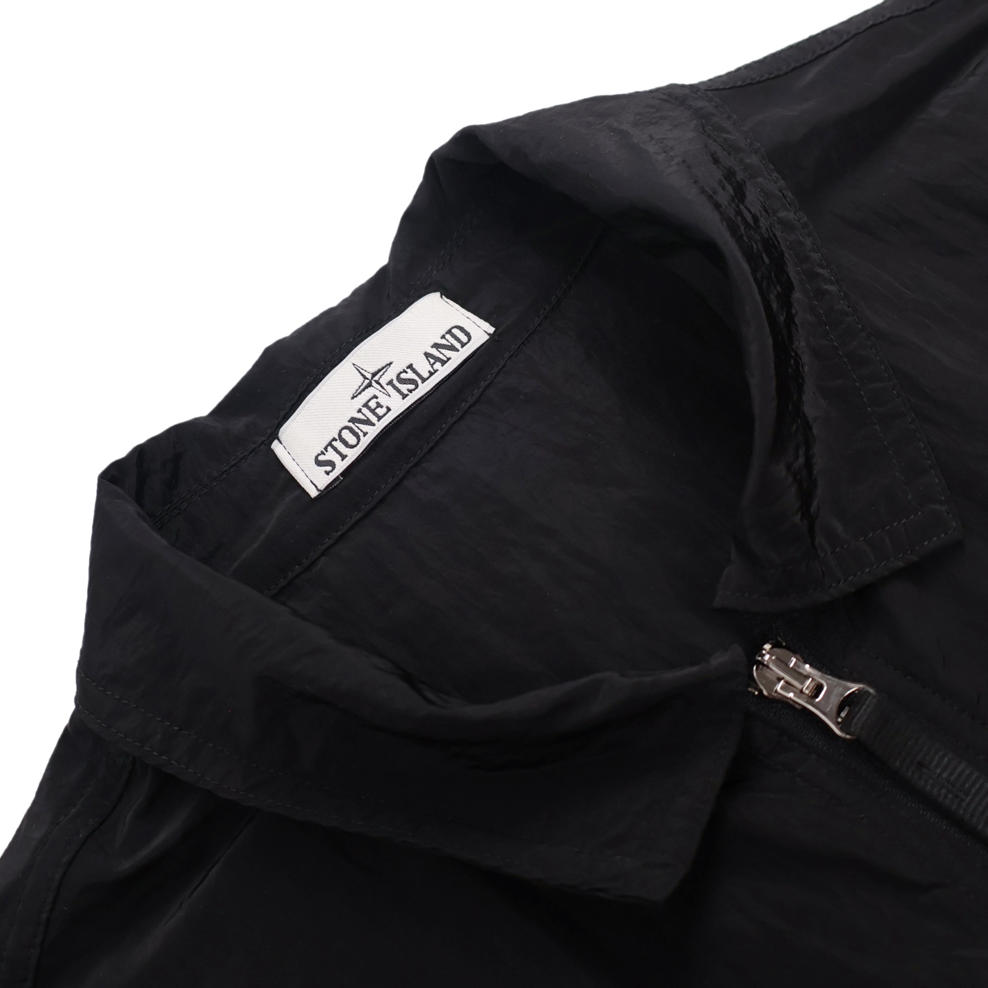 STONEISLAND SS25 Nylon Metal 石头岛 袖标 金属尼龙系列 纯色徽标贴片翻领单口袋拉链长袖夹克外套 男款 黑色B5 K1S151200005S0019V0029
