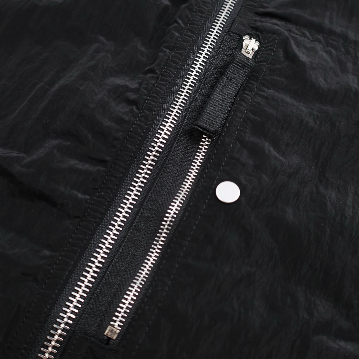 STONEISLAND SS25 Nylon Metal 石头岛 袖标 金属尼龙系列 纯色徽标贴片翻领单口袋拉链长袖夹克外套 男款 黑色B5 K1S151200005S0019V0029