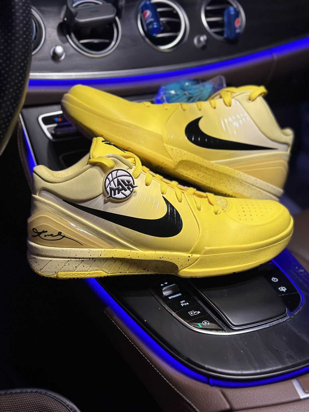 灭世MAX Kobe 4 CHBL 低筒 前后气垫  篮球 鞋 波鞋 街道休闲鞋 实战 男生球鞋  黄色耐高 IH0587-700