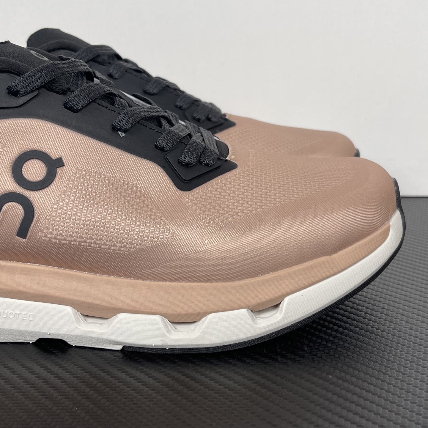  0n昂跑 Cloudzone 低筒 时尚舒适防滑耐磨  波鞋 跑步鞋 女款 男款  棕色