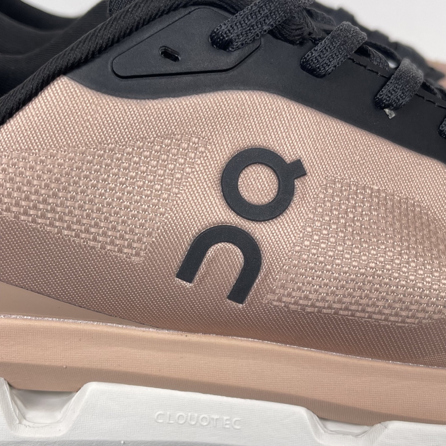  0n昂跑 Cloudzone 低筒 时尚舒适防滑耐磨  波鞋 跑步鞋 女款 男款  棕色