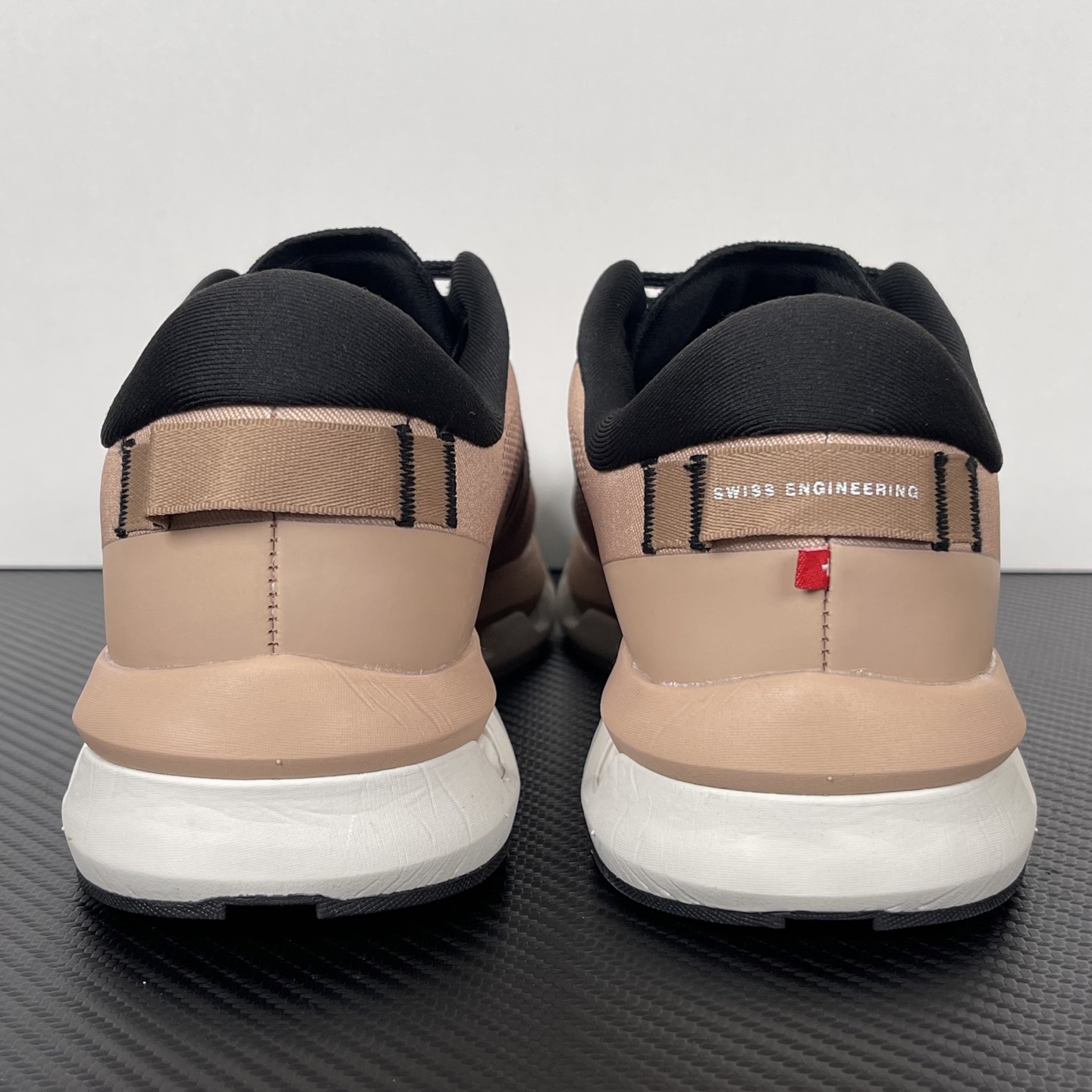  0n昂跑 Cloudzone 低筒 时尚舒适防滑耐磨  波鞋 跑步鞋 女款 男款  棕色