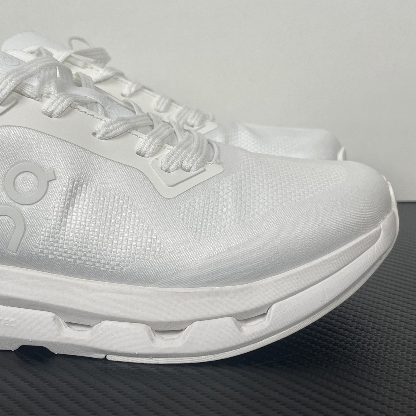 0n昂跑 Cloudzone 低筒 时尚舒适防滑耐磨  波鞋 跑步鞋 女款 男款 白色B0 3MF10081200