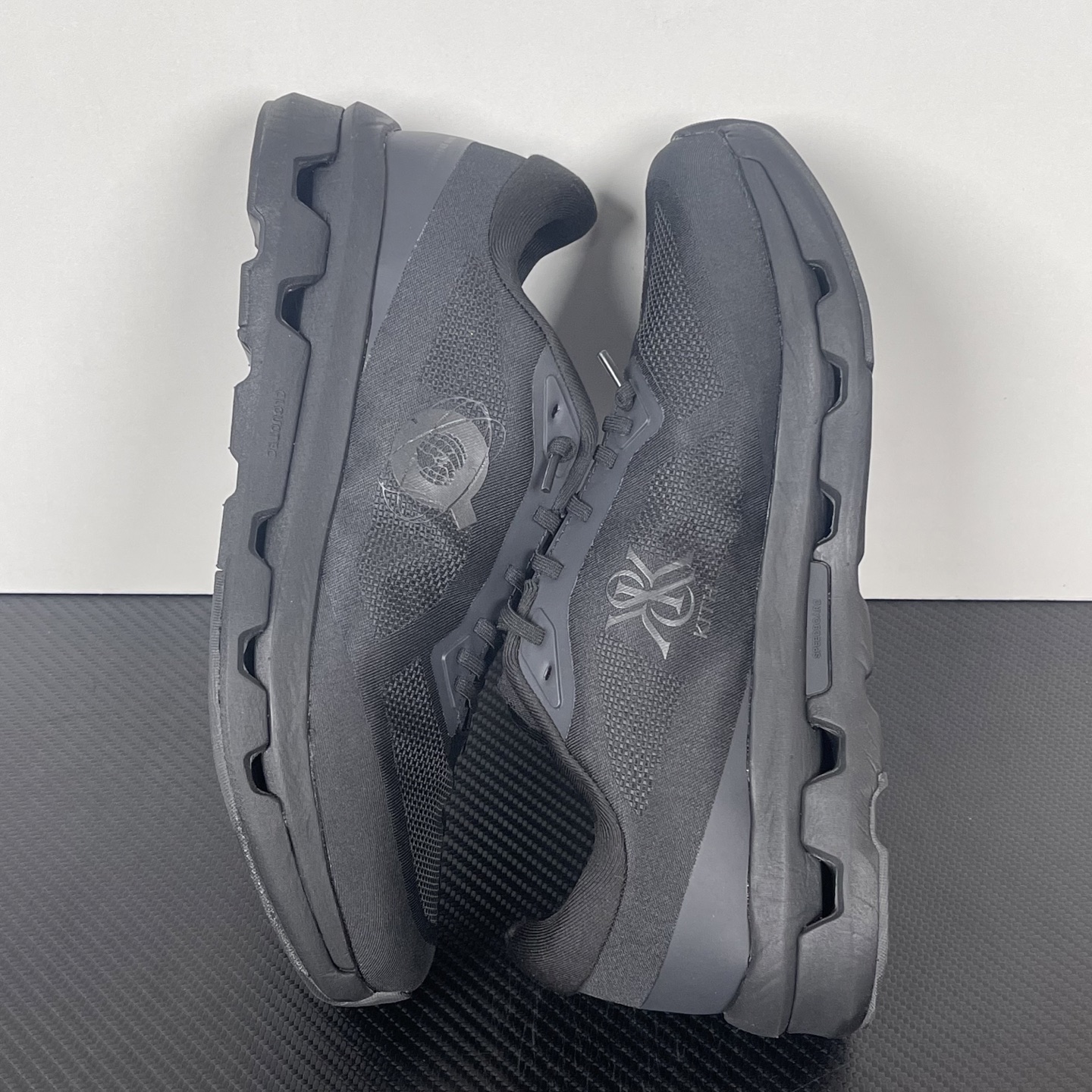  KITH 0n昂跑 Cloudzone 低筒 时尚舒适防滑耐磨  波鞋 跑步鞋 女款 男款 黑色B0 3MF11130485