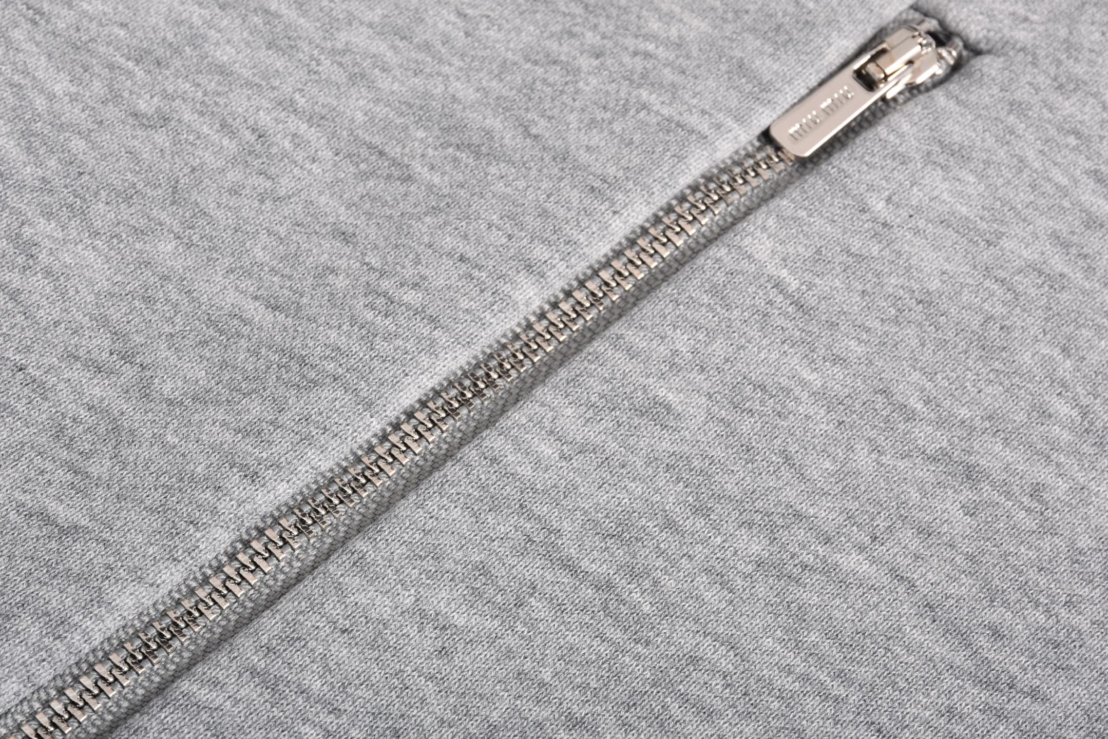 MIU MIU 缪缪小LOGO 刺绣拉链 长袖 外套卫衣 灰色B5 MJL042-13UK-F0031-S-OOO