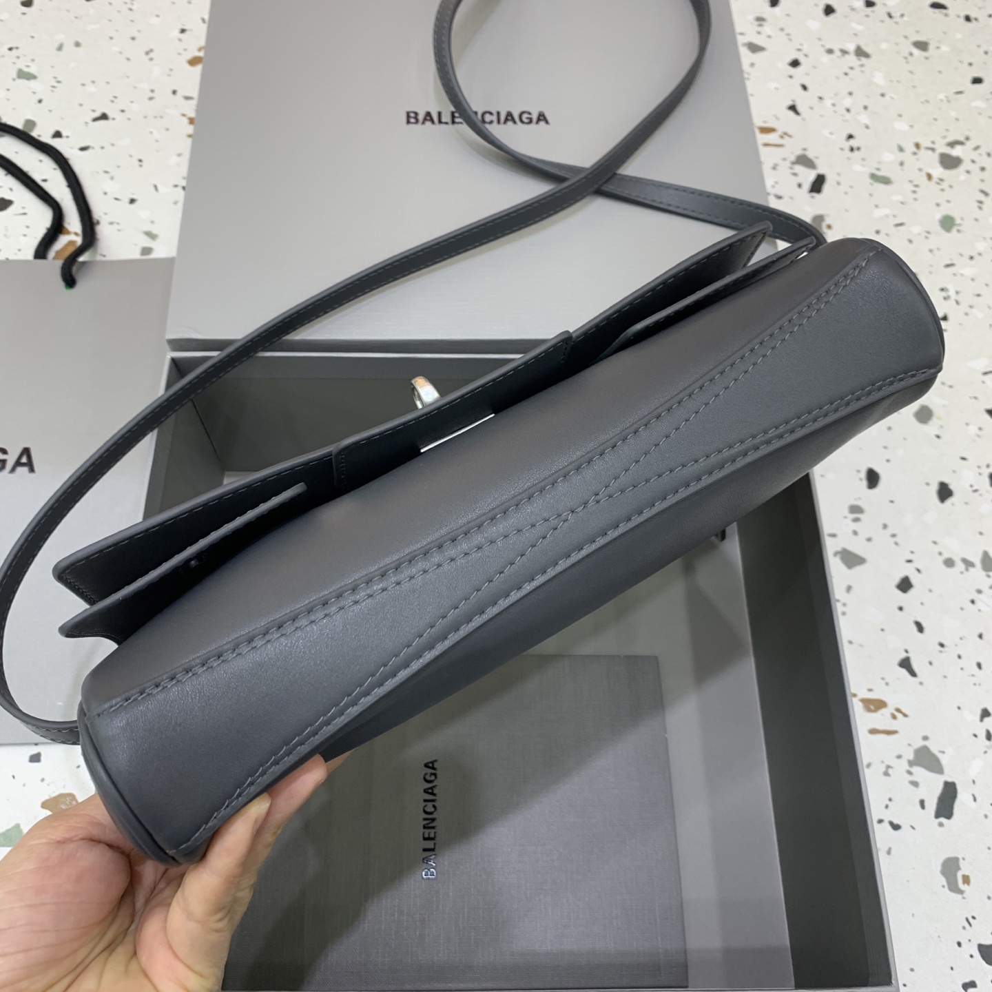 Balenciag  Bel Air 巴黎世家 皮革 牛皮 时尚 手机包 单肩包 斜跨 手提包 腰包 男女同款  六色 