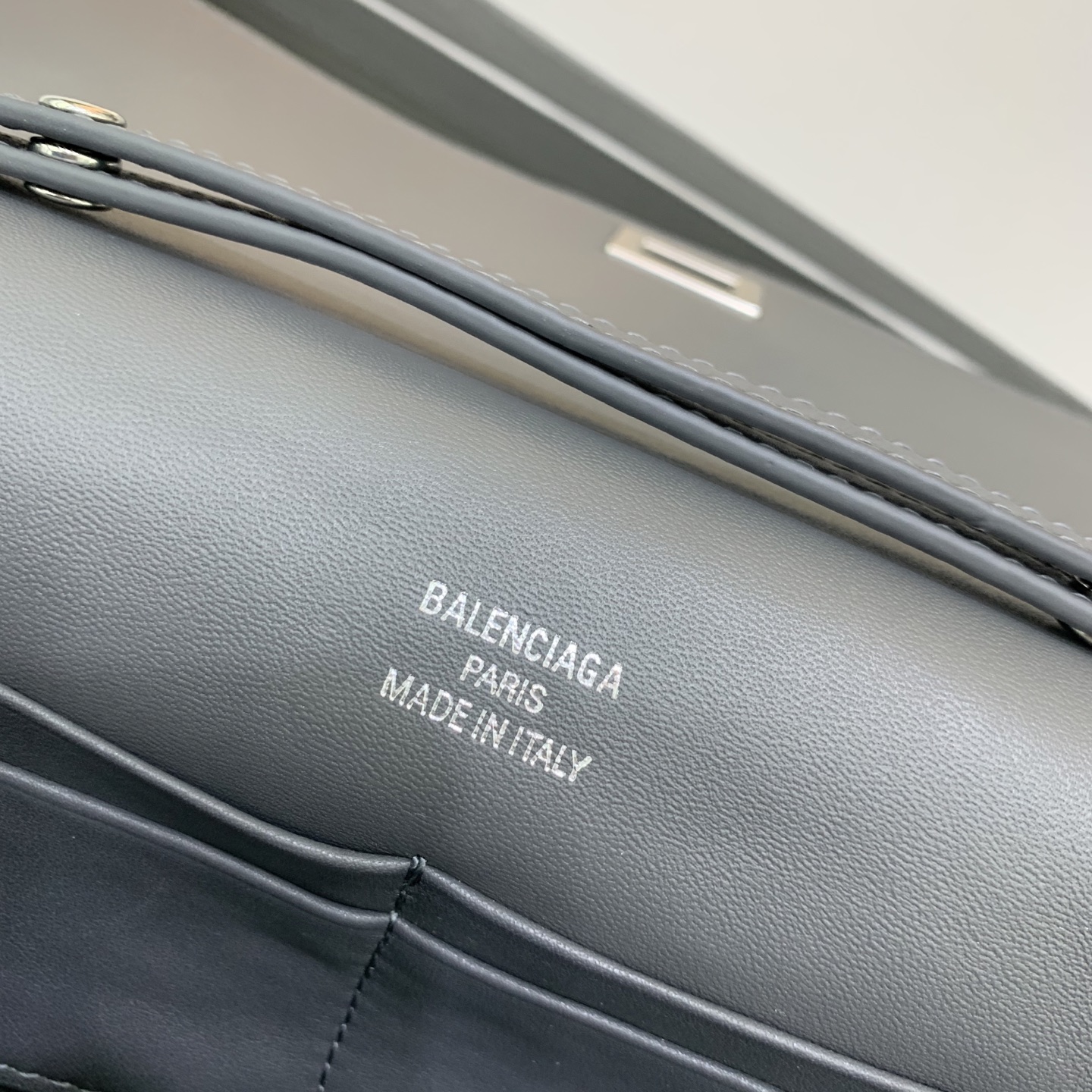 Balenciag  Bel Air 巴黎世家 皮革 牛皮 时尚 手机包 单肩包 斜跨 手提包 腰包 男女同款  六色 