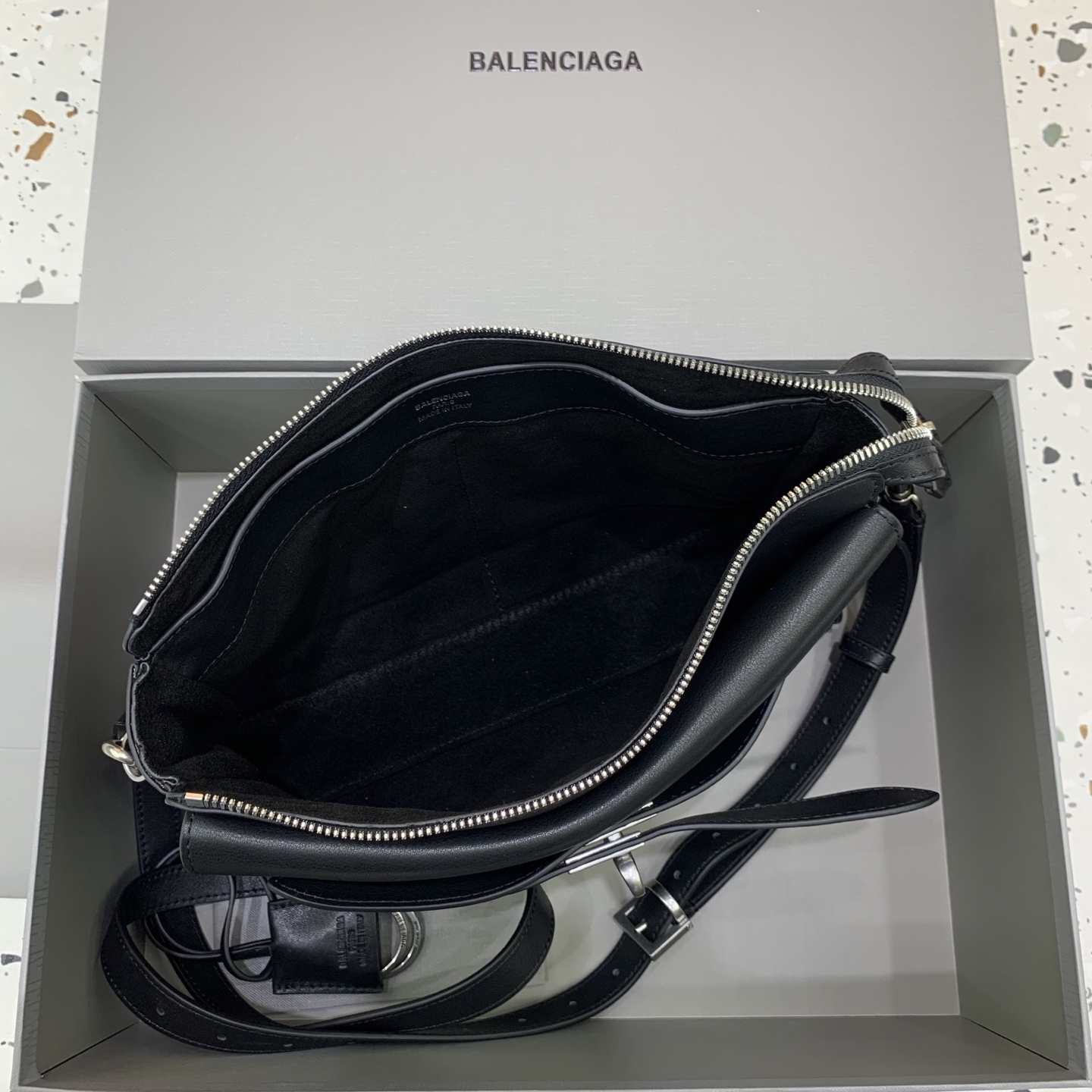 Balenciag  Bel Air 巴黎世家 邮差 皮革 牛皮 时尚 手机包 单肩包 斜跨 手提包 腰包 男女同款  黑色 8340322ABAW1000