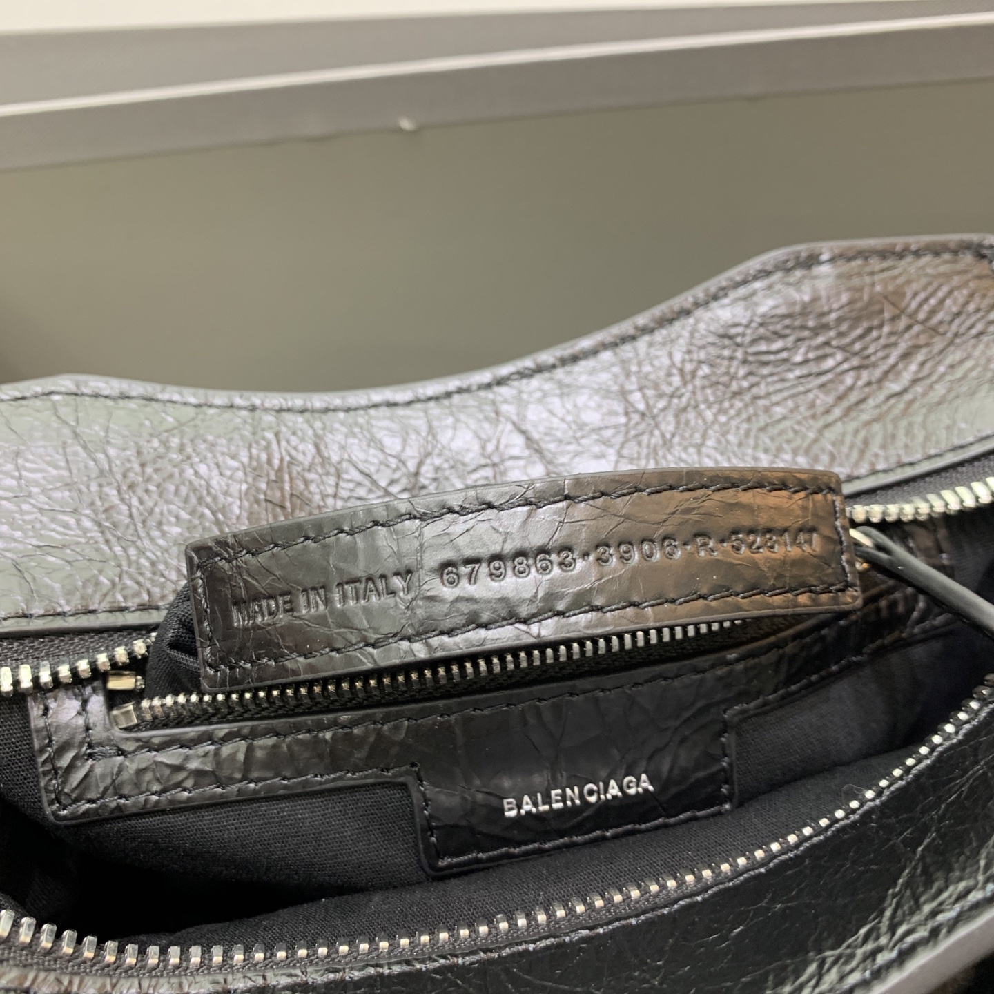 Balenciag  Bel Air 巴黎世家 邮差 皮革 牛皮 时尚 手机包 单肩包 斜跨 手提包 腰包 男女同款  黑色 700451210BK1000/700940210B01000