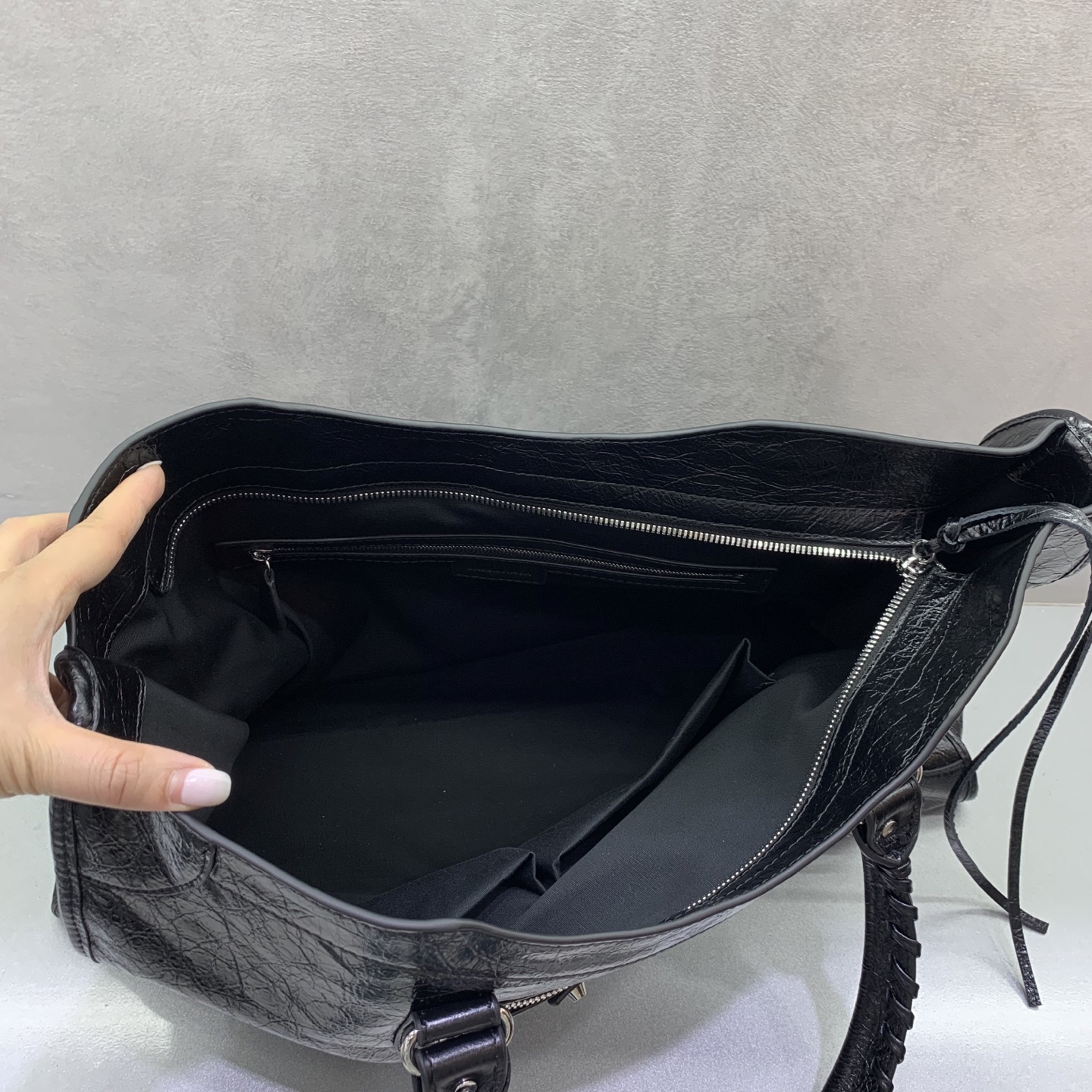 Balenciag  𝗟𝗘 𝗖𝗜𝗧𝗬 巴黎世家 邮差 皮革 牛皮 时尚 手机包 单肩包 斜跨 手提包 腰包 男女同款  黑色 四个尺寸