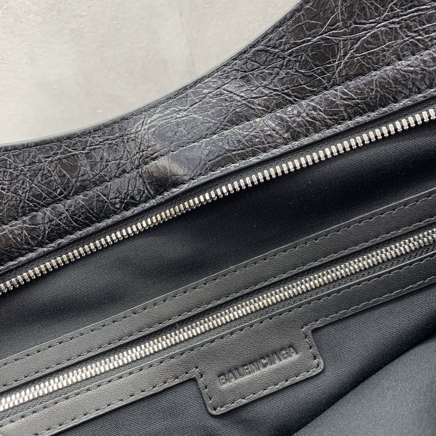 Balenciag  𝗟𝗘 𝗖𝗜𝗧𝗬 巴黎世家 邮差 皮革 牛皮 时尚 手机包 单肩包 斜跨 手提包 腰包 男女同款  黑色 四个尺寸