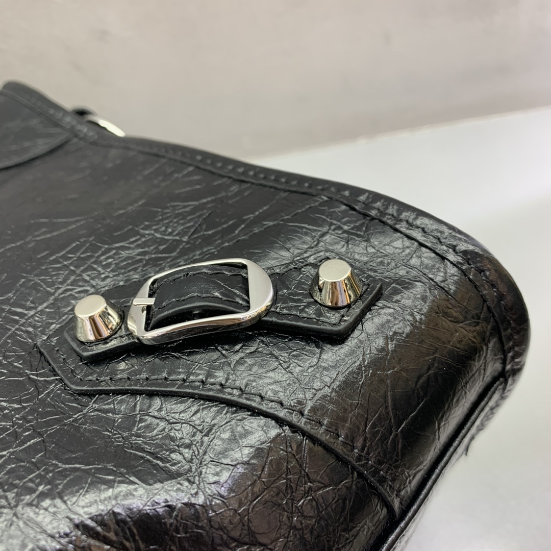 Balenciag  𝗟𝗘 𝗖𝗜𝗧𝗬 巴黎世家 邮差 皮革 牛皮 时尚 手机包 单肩包 斜跨 手提包 腰包 男女同款  黑色 四个尺寸