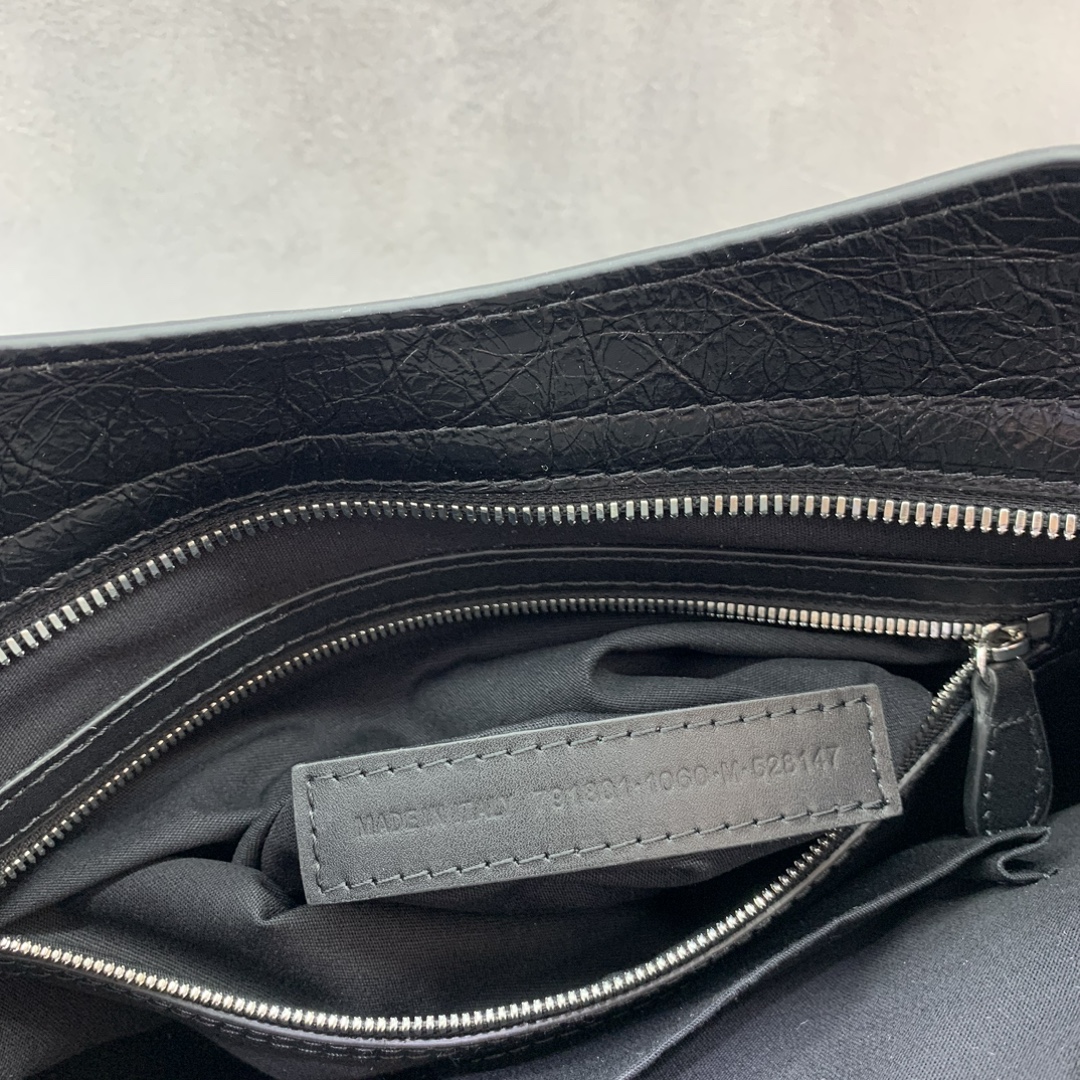 Balenciag  𝗟𝗘 𝗖𝗜𝗧𝗬 巴黎世家 邮差 皮革 牛皮 时尚 手机包 单肩包 斜跨 手提包 腰包 男女同款  黑色 四个尺寸