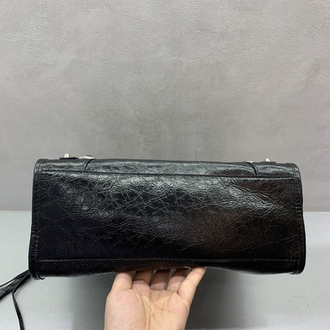 Balenciag  𝗟𝗘 𝗖𝗜𝗧𝗬 巴黎世家 邮差 皮革 牛皮 时尚 手机包 单肩包 斜跨 手提包 腰包 男女同款  黑色 四个尺寸