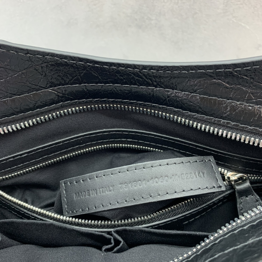 Balenciag  𝗟𝗘 𝗖𝗜𝗧𝗬 巴黎世家 邮差 皮革 牛皮 时尚 手机包 单肩包 斜跨 手提包 腰包 男女同款  黑色 四个尺寸