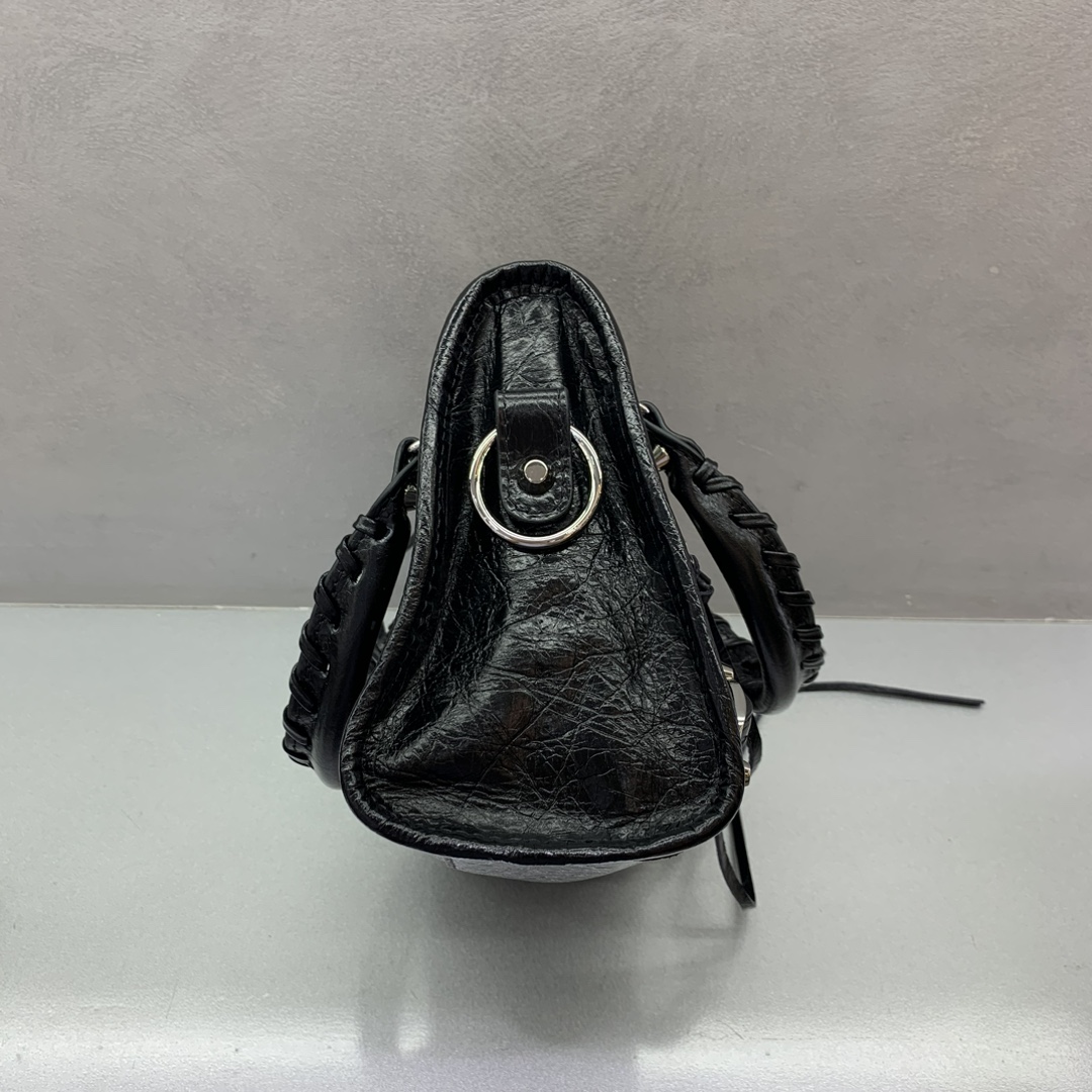 Balenciag  𝗟𝗘 𝗖𝗜𝗧𝗬 巴黎世家 邮差 皮革 牛皮 时尚 手机包 单肩包 斜跨 手提包 腰包 男女同款  黑色 四个尺寸