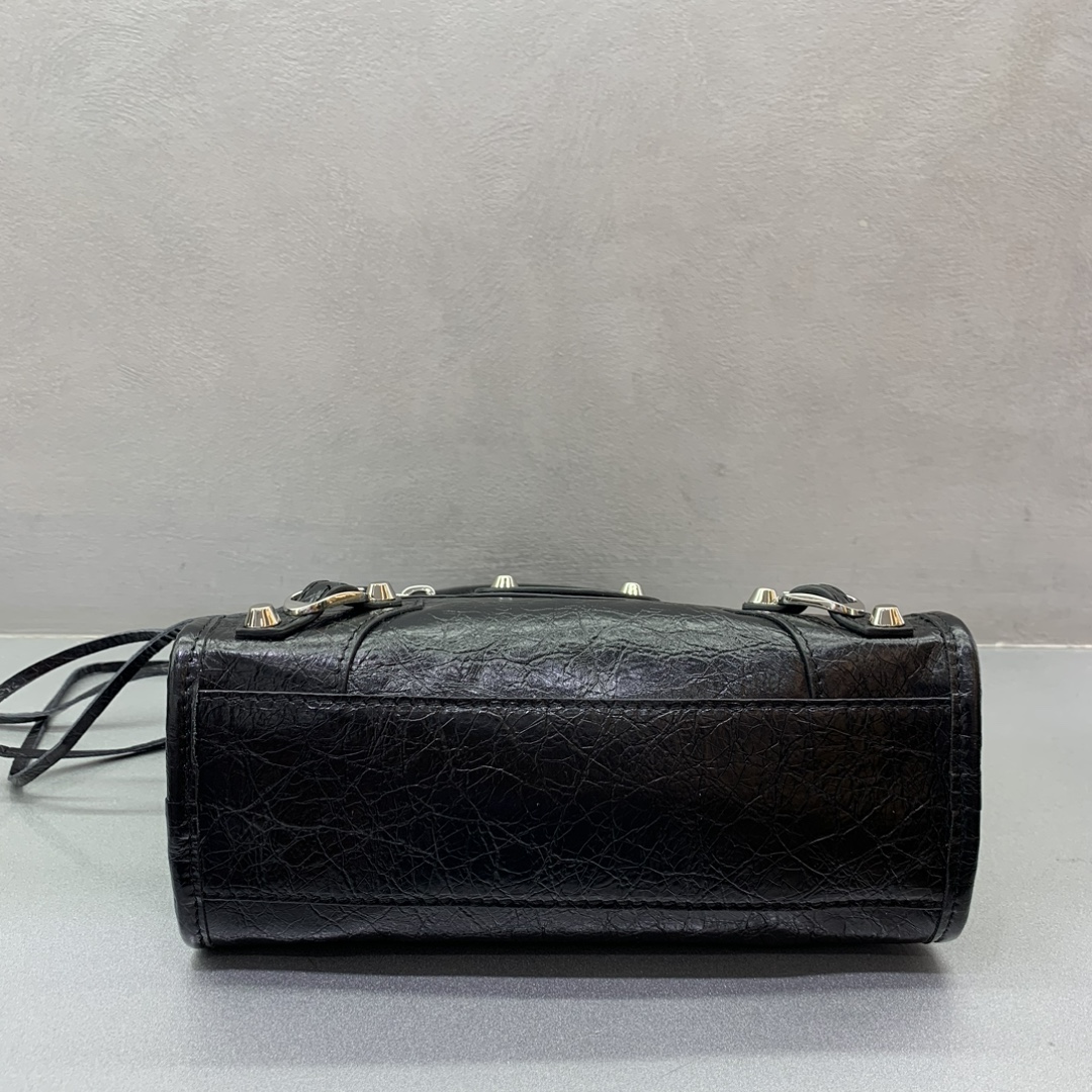 Balenciag  𝗟𝗘 𝗖𝗜𝗧𝗬 巴黎世家 邮差 皮革 牛皮 时尚 手机包 单肩包 斜跨 手提包 腰包 男女同款  黑色 四个尺寸