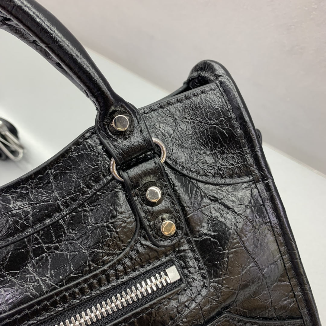 Balenciag  𝗟𝗘 𝗖𝗜𝗧𝗬 巴黎世家 邮差 皮革 牛皮 时尚 手机包 单肩包 斜跨 手提包 腰包 男女同款  黑色 四个尺寸