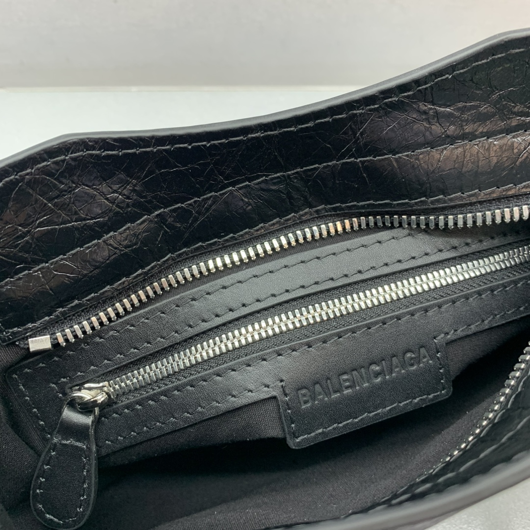 Balenciag  𝗟𝗘 𝗖𝗜𝗧𝗬 巴黎世家 邮差 皮革 牛皮 时尚 手机包 单肩包 斜跨 手提包 腰包 男女同款  黑色 四个尺寸