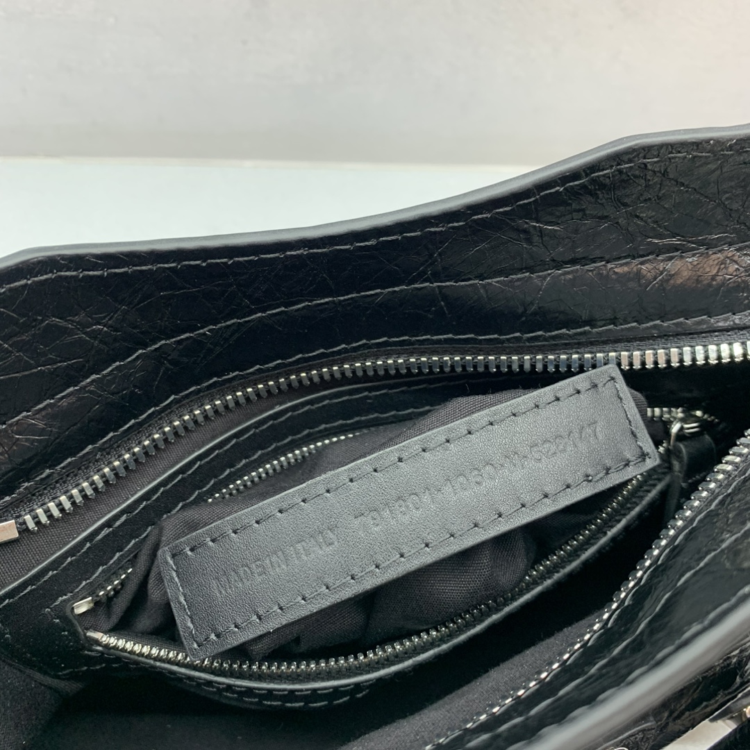 Balenciag  𝗟𝗘 𝗖𝗜𝗧𝗬 巴黎世家 邮差 皮革 牛皮 时尚 手机包 单肩包 斜跨 手提包 腰包 男女同款  黑色 四个尺寸