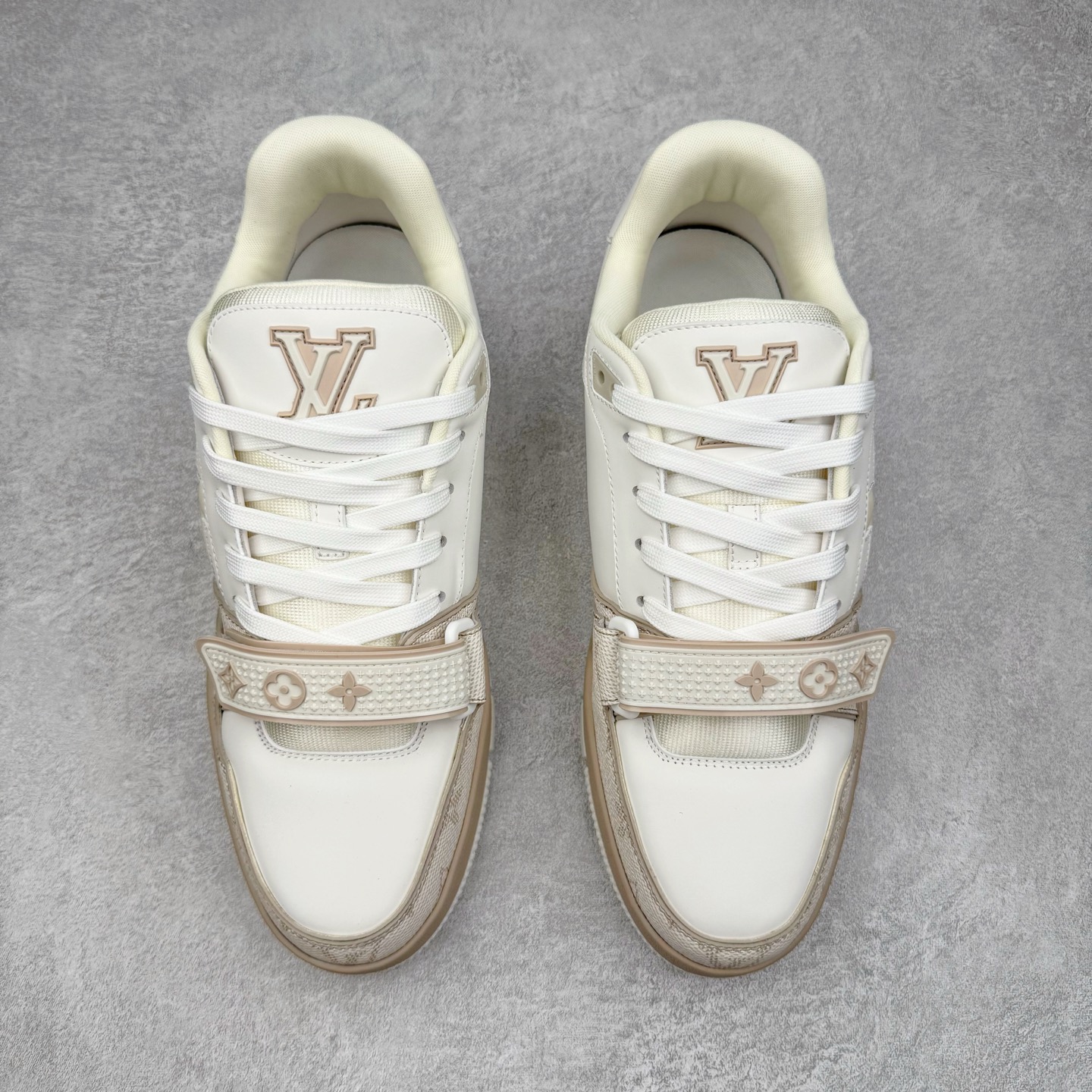 Louis Vuitton LV Trainer 路易威登 低筒 休闲鞋 板鞋 运动鞋 男鞋 女鞋 米白色魔术贴 1AHTUE