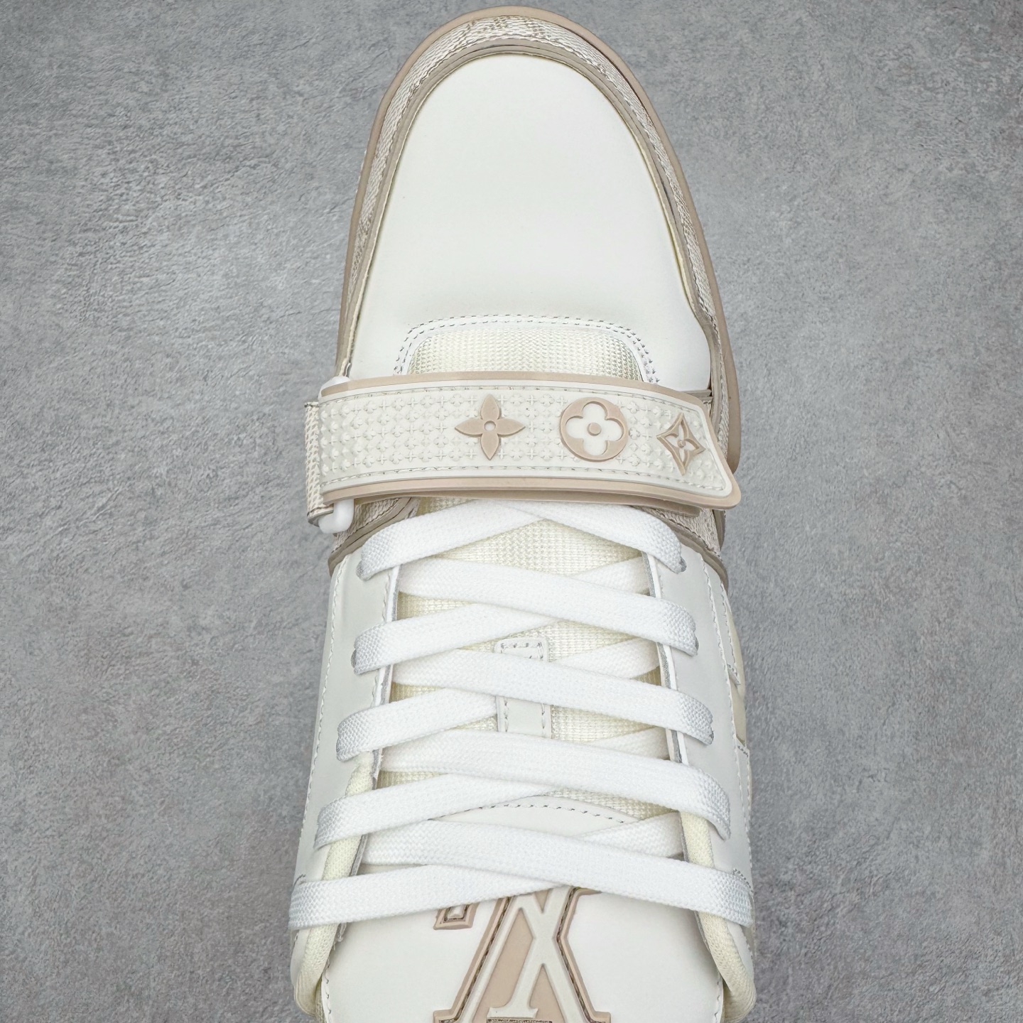 Louis Vuitton LV Trainer 路易威登 低筒 休闲鞋 板鞋 运动鞋 男鞋 女鞋 米白色魔术贴 1AHTUE