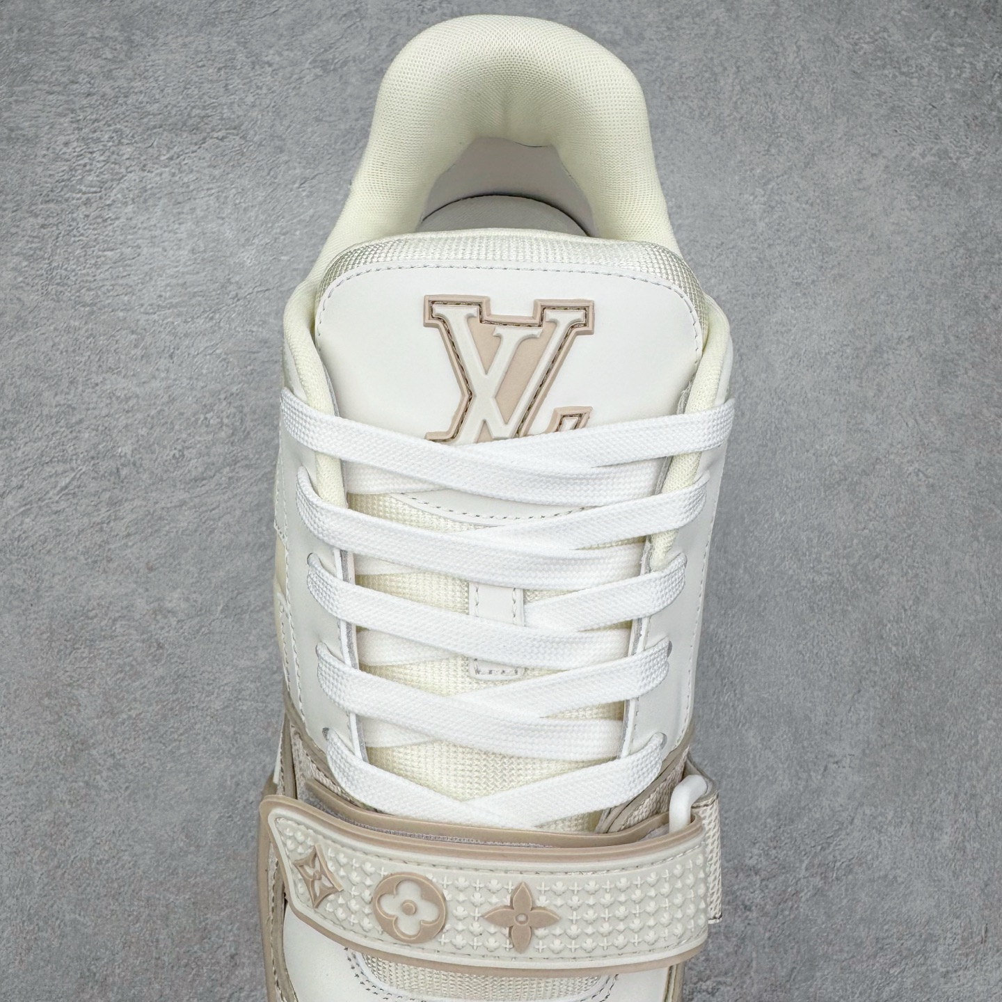 Louis Vuitton LV Trainer 路易威登 低筒 休闲鞋 板鞋 运动鞋 男鞋 女鞋 米白色魔术贴 1AHTUE