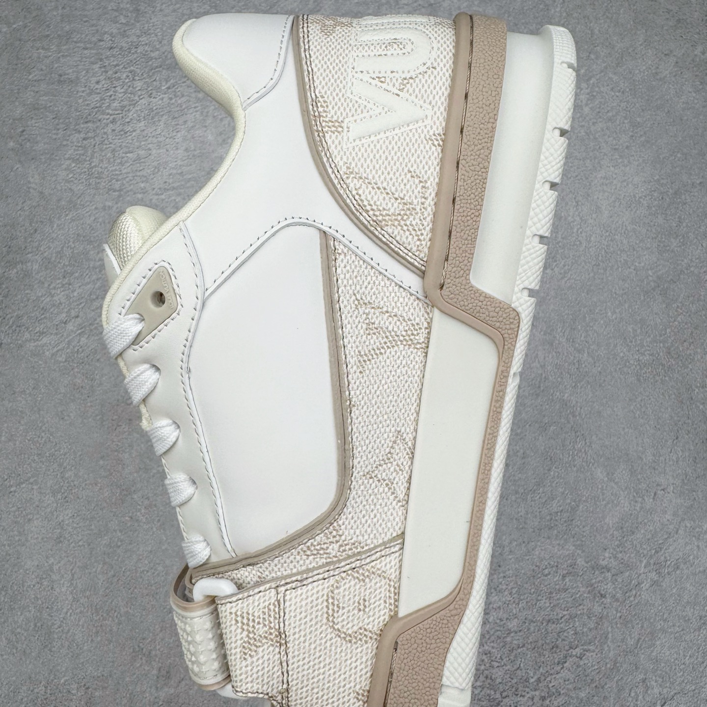 Louis Vuitton LV Trainer 路易威登 低筒 休闲鞋 板鞋 运动鞋 男鞋 女鞋 米白色魔术贴 1AHTUE