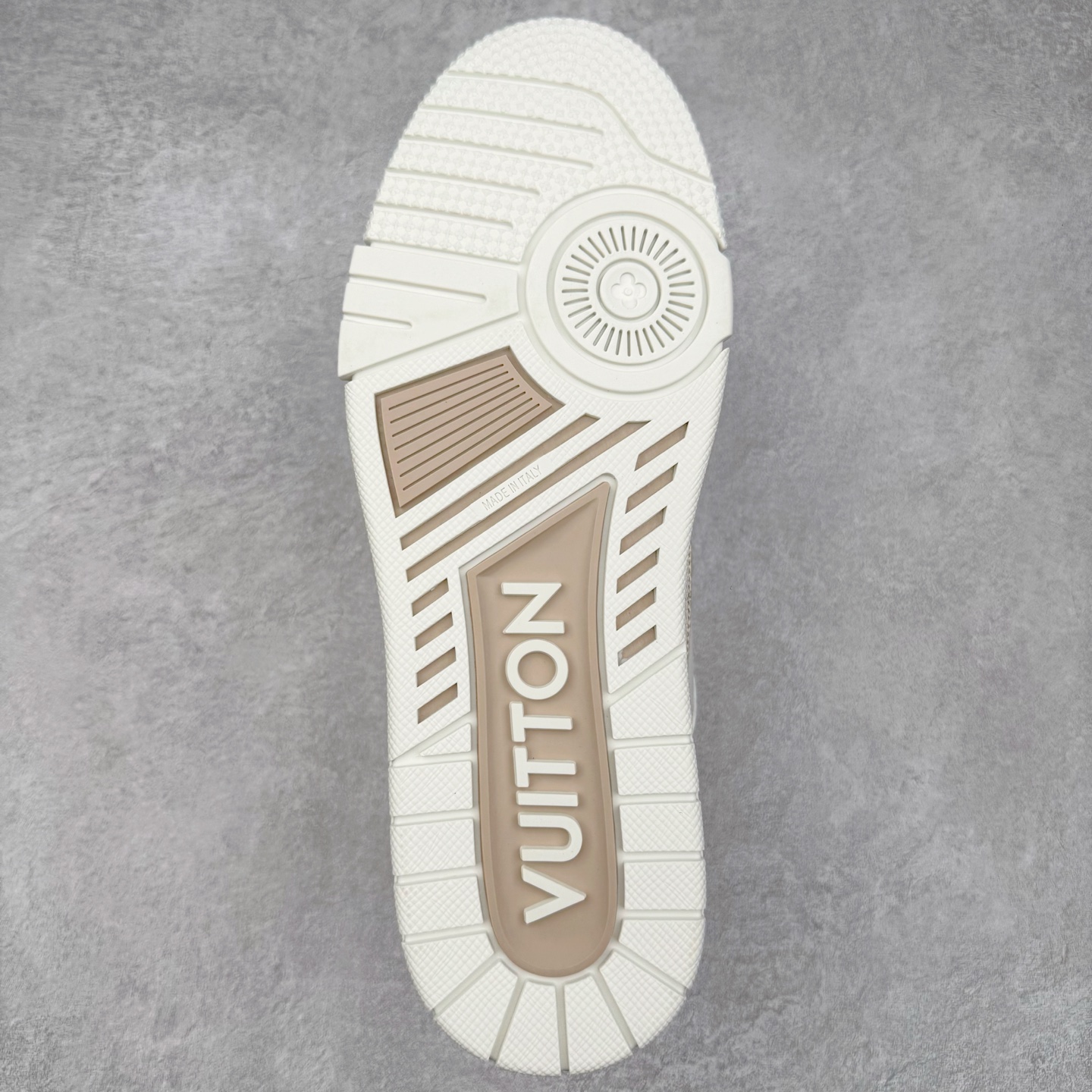 Louis Vuitton LV Trainer 路易威登 低筒 休闲鞋 板鞋 运动鞋 男鞋 女鞋 米白色魔术贴 1AHTUE