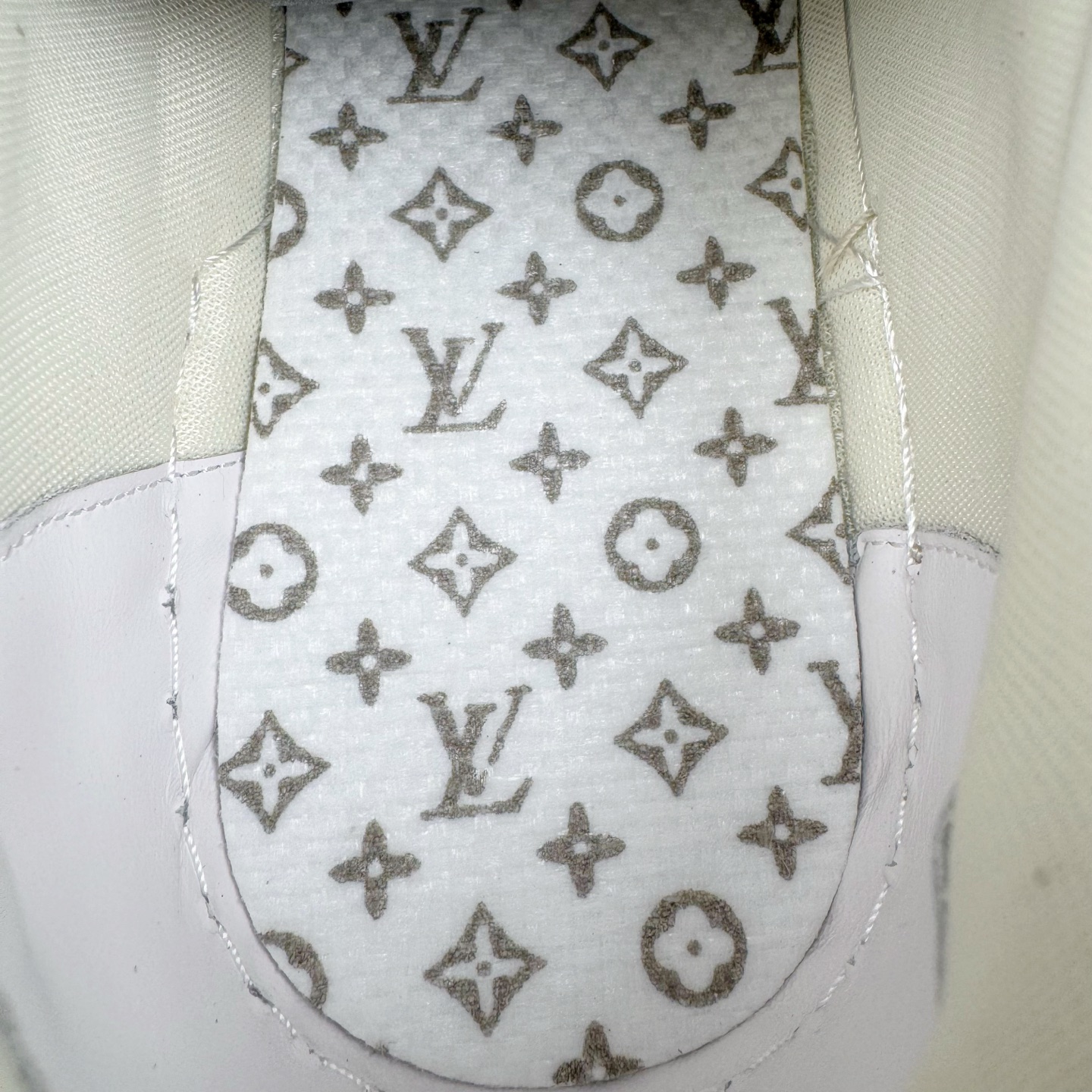 Louis Vuitton LV Trainer 路易威登 低筒 休闲鞋 板鞋 运动鞋 男鞋 女鞋 米白色魔术贴 1AHTUE