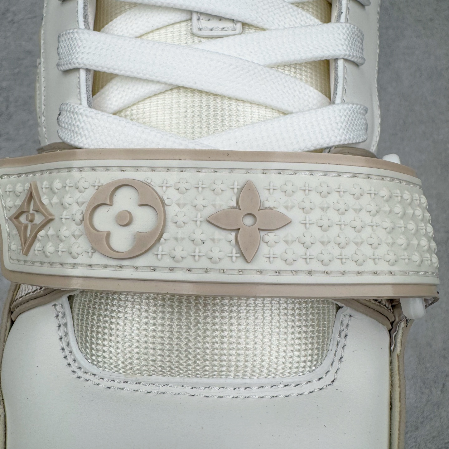 Louis Vuitton LV Trainer 路易威登 低筒 休闲鞋 板鞋 运动鞋 男鞋 女鞋 米白色魔术贴 1AHTUE