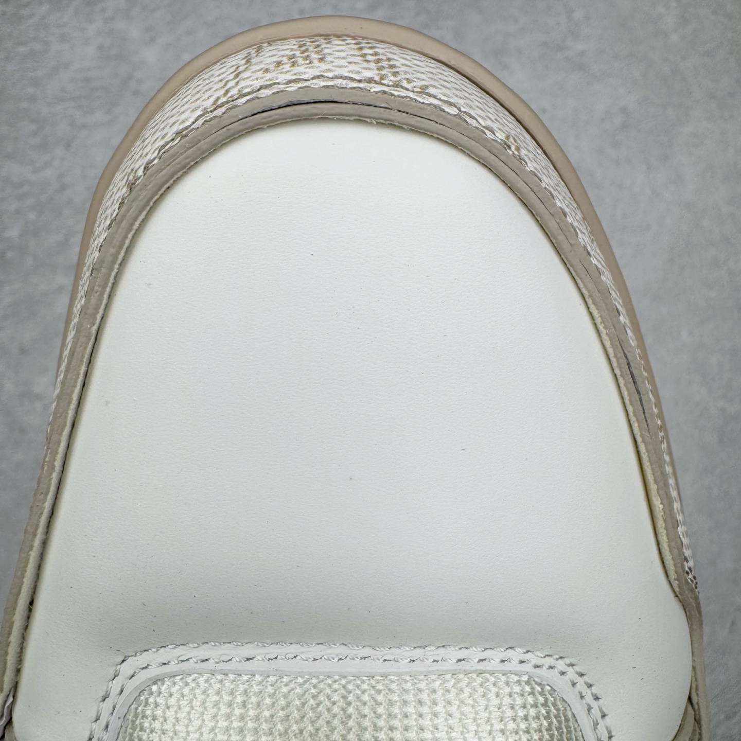 Louis Vuitton LV Trainer 路易威登 低筒 休闲鞋 板鞋 运动鞋 男鞋 女鞋 米白色魔术贴 1AHTUE