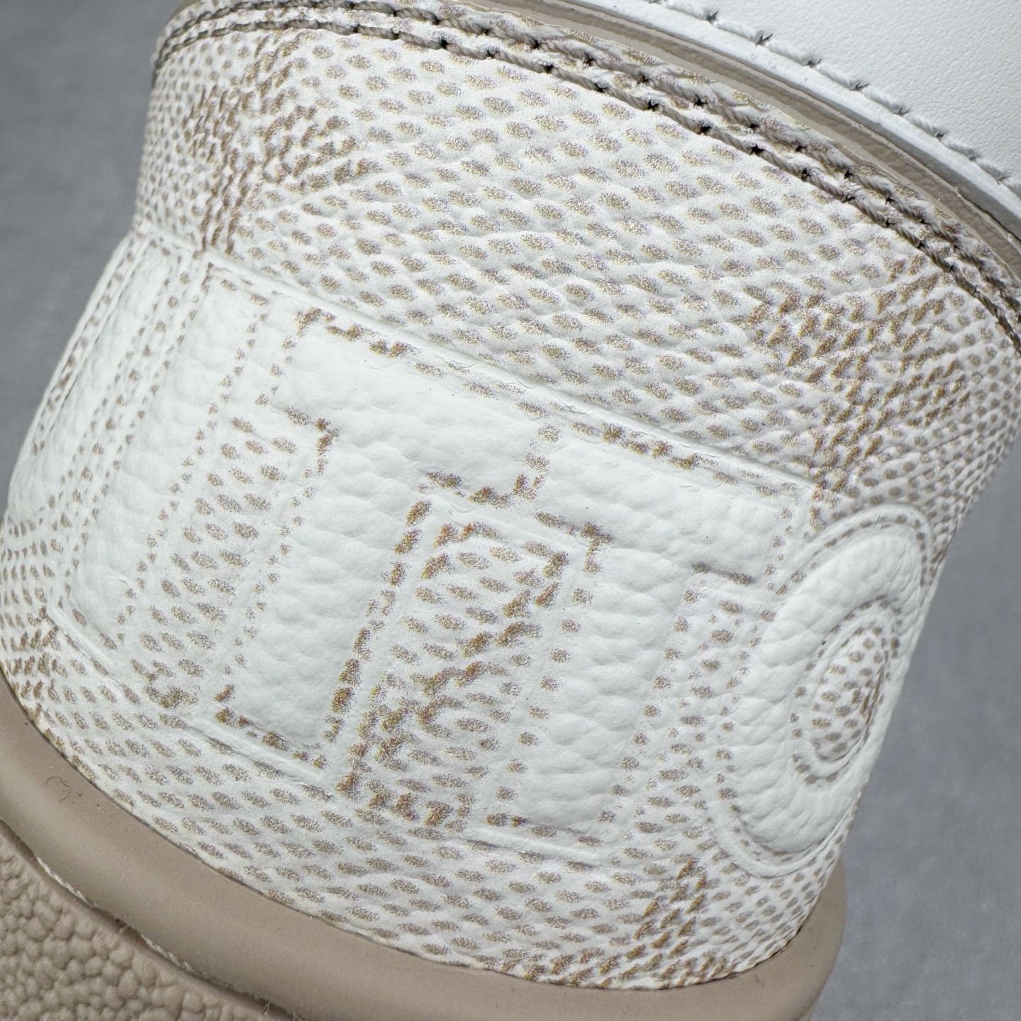 Louis Vuitton LV Trainer 路易威登 低筒 休闲鞋 板鞋 运动鞋 男鞋 女鞋 米白色魔术贴 1AHTUE