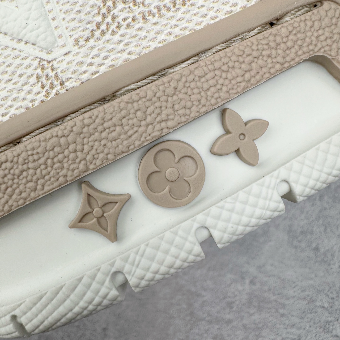 Louis Vuitton LV Trainer 路易威登 低筒 休闲鞋 板鞋 运动鞋 男鞋 女鞋 米白色魔术贴 1AHTUE