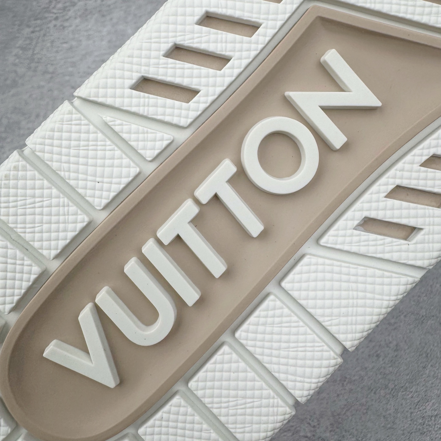 Louis Vuitton LV Trainer 路易威登 低筒 休闲鞋 板鞋 运动鞋 男鞋 女鞋 米白色魔术贴 1AHTUE