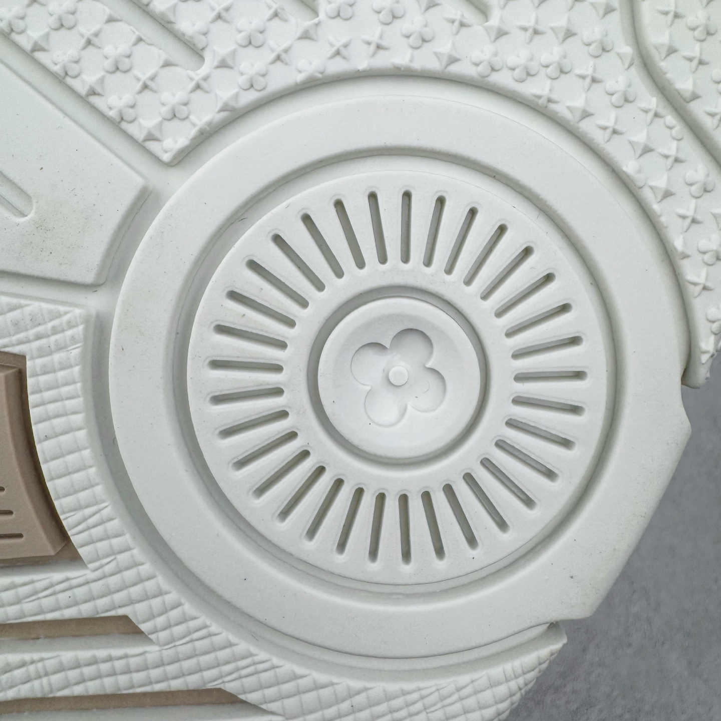 Louis Vuitton LV Trainer 路易威登 低筒 休闲鞋 板鞋 运动鞋 男鞋 女鞋 米白色魔术贴 1AHTUE