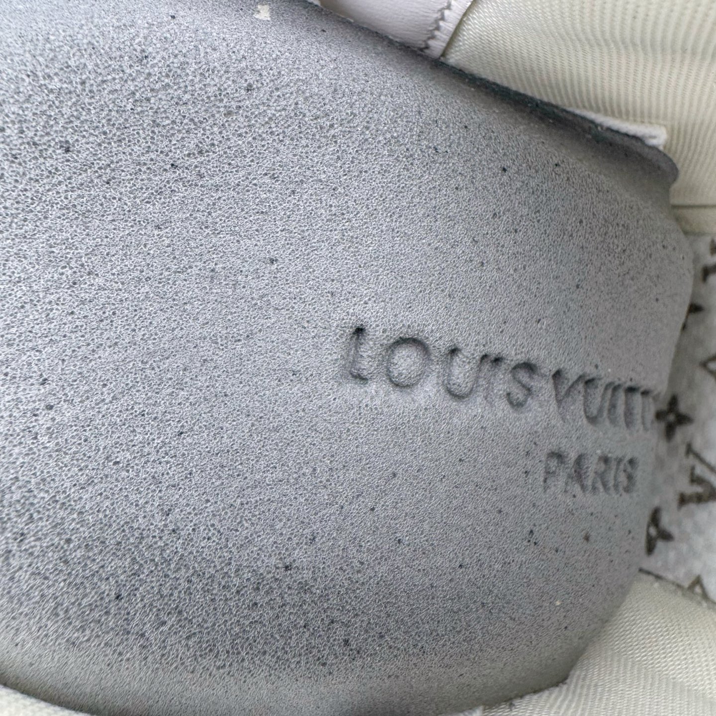 Louis Vuitton LV Trainer 路易威登 低筒 休闲鞋 板鞋 运动鞋 男鞋 女鞋 米白色魔术贴 1AHTUE