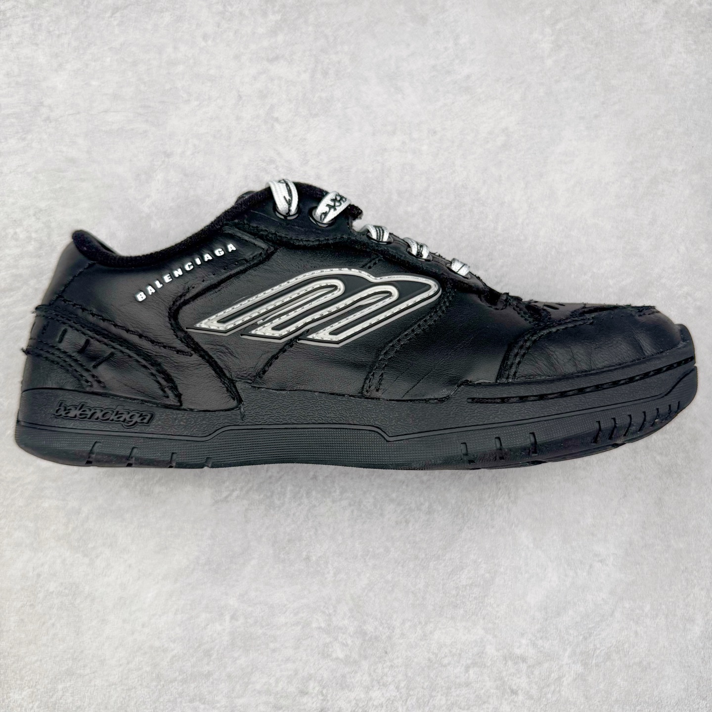  Balenciaga 巴黎世家 18代 Hamptons Worn-0ut 涤纶(聚酯纤维)牛皮革 圆头系带低帮 生活休闲鞋 男女同款 波鞋 黑色841765WCURB1000