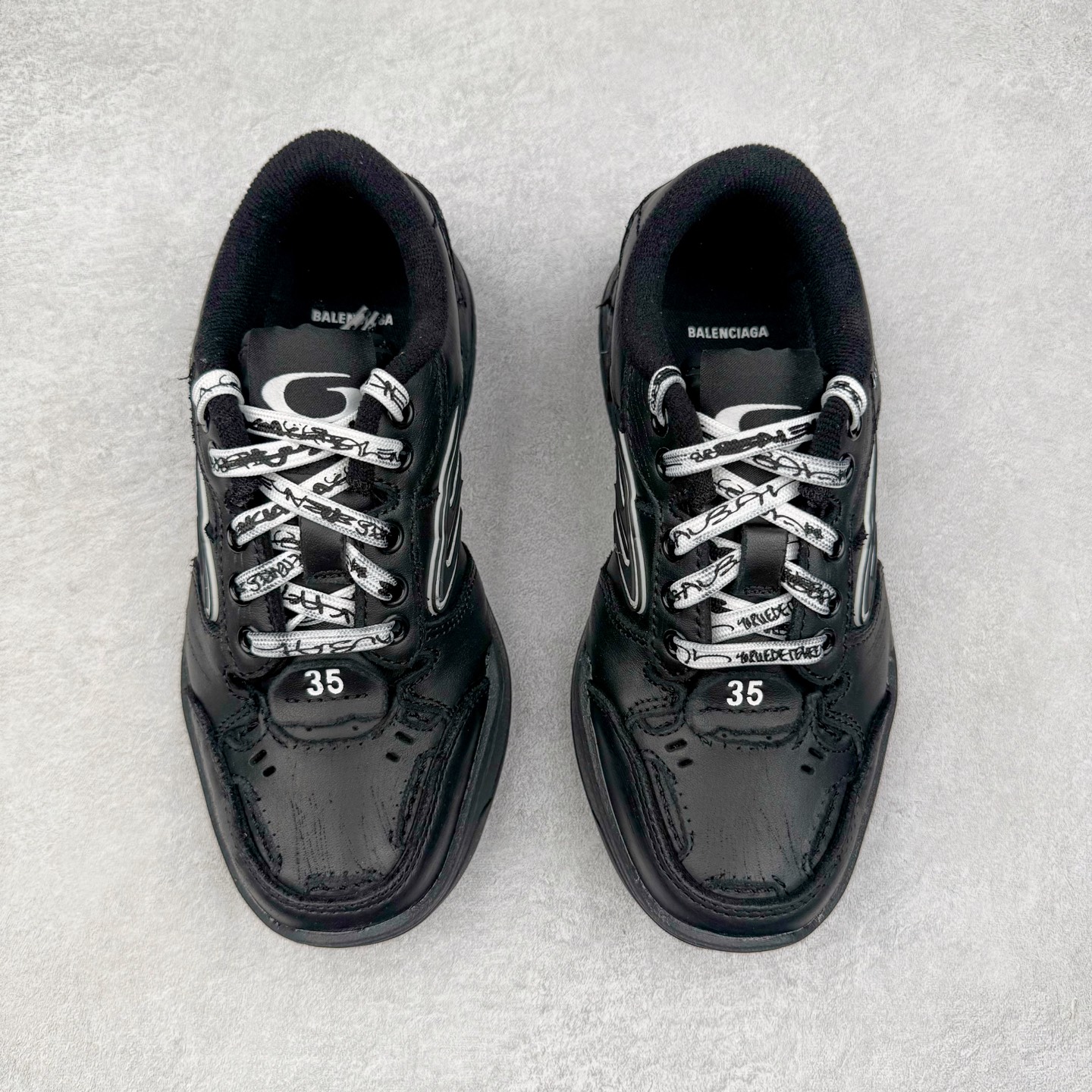  Balenciaga 巴黎世家 18代 Hamptons Worn-0ut 涤纶(聚酯纤维)牛皮革 圆头系带低帮 生活休闲鞋 男女同款 波鞋 黑色841765WCURB1000