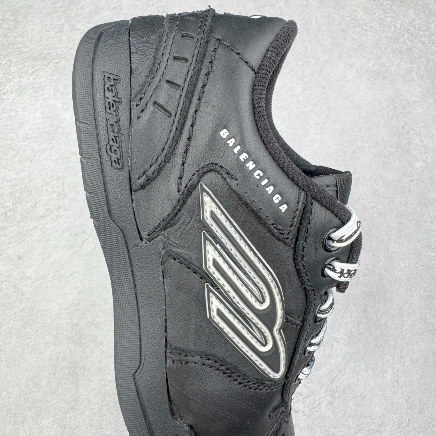  Balenciaga 巴黎世家 18代 Hamptons Worn-0ut 涤纶(聚酯纤维)牛皮革 圆头系带低帮 生活休闲鞋 男女同款 波鞋 黑色841765WCURB1000