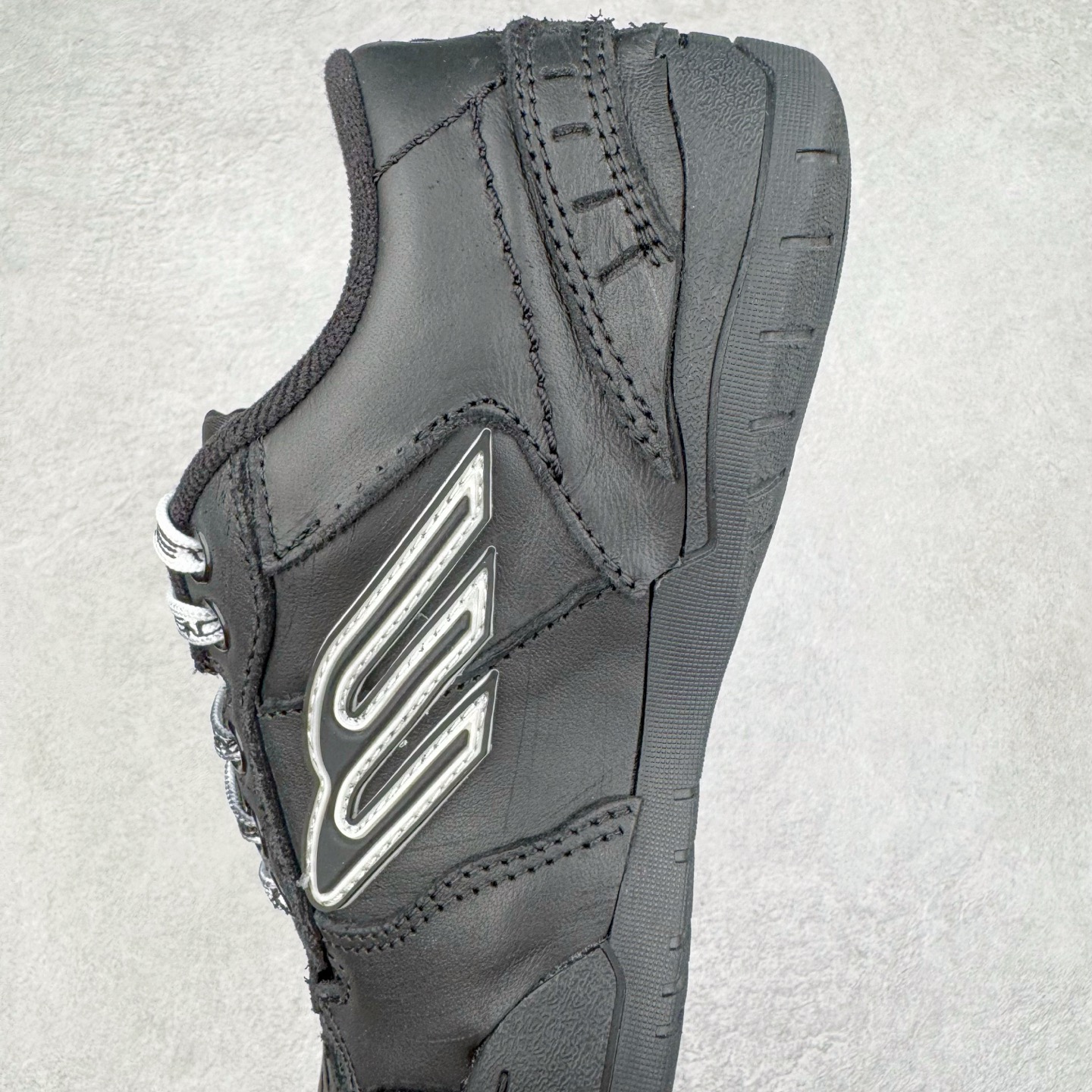  Balenciaga 巴黎世家 18代 Hamptons Worn-0ut 涤纶(聚酯纤维)牛皮革 圆头系带低帮 生活休闲鞋 男女同款 波鞋 黑色841765WCURB1000