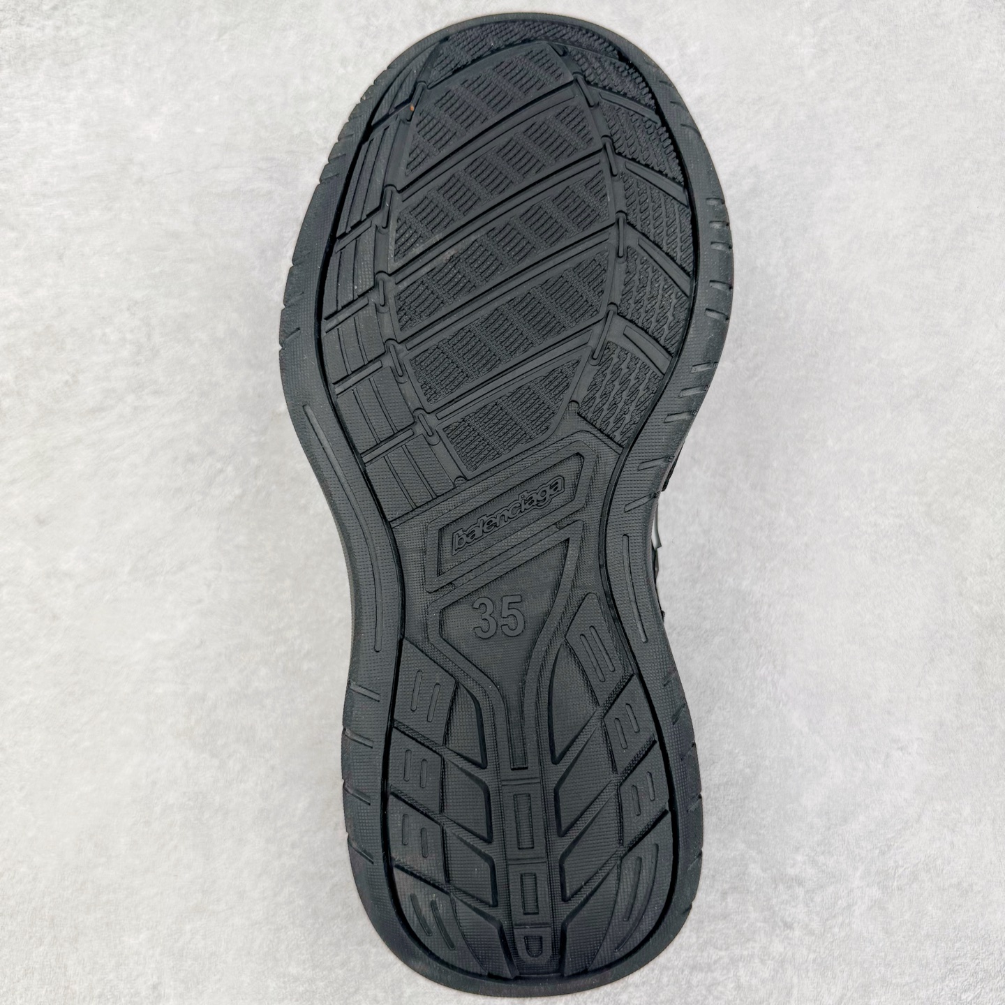  Balenciaga 巴黎世家 18代 Hamptons Worn-0ut 涤纶(聚酯纤维)牛皮革 圆头系带低帮 生活休闲鞋 男女同款 波鞋 黑色841765WCURB1000