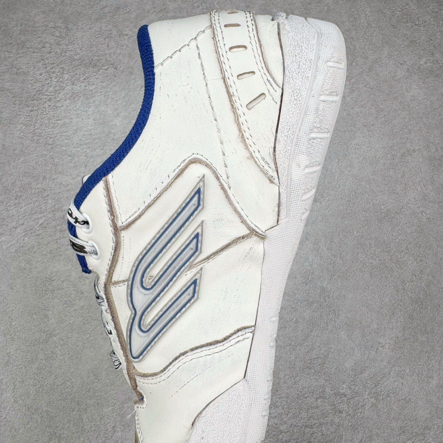 Balenciaga 巴黎世家 18代 Hamptons Worn-0ut 涤纶(聚酯纤维)牛皮革 圆头系带低帮 生活休闲鞋 男女同款 波鞋 白色 841765WCURB9141