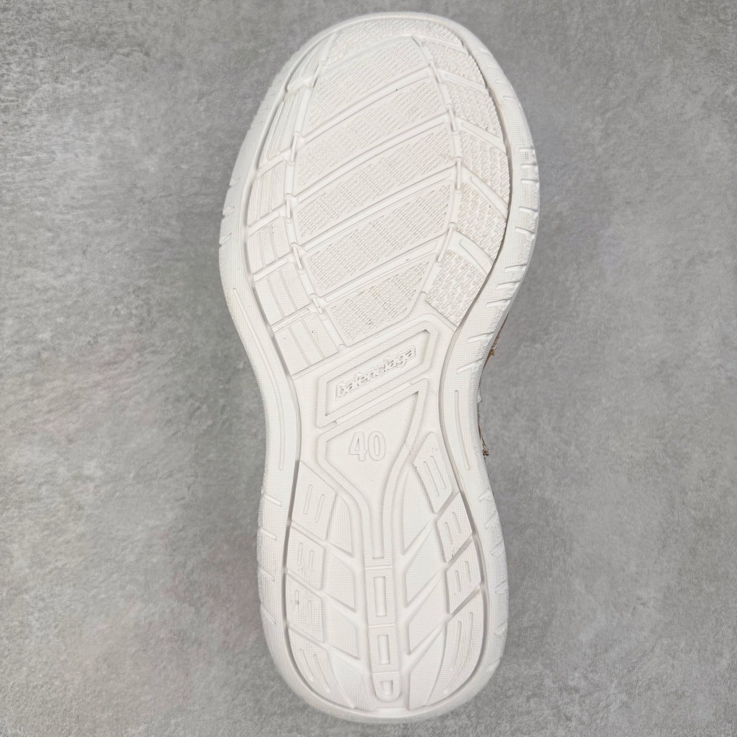 Balenciaga 巴黎世家 18代 Hamptons Worn-0ut 涤纶(聚酯纤维)牛皮革 圆头系带低帮 生活休闲鞋 男女同款 波鞋 白色 841765WCURB9141